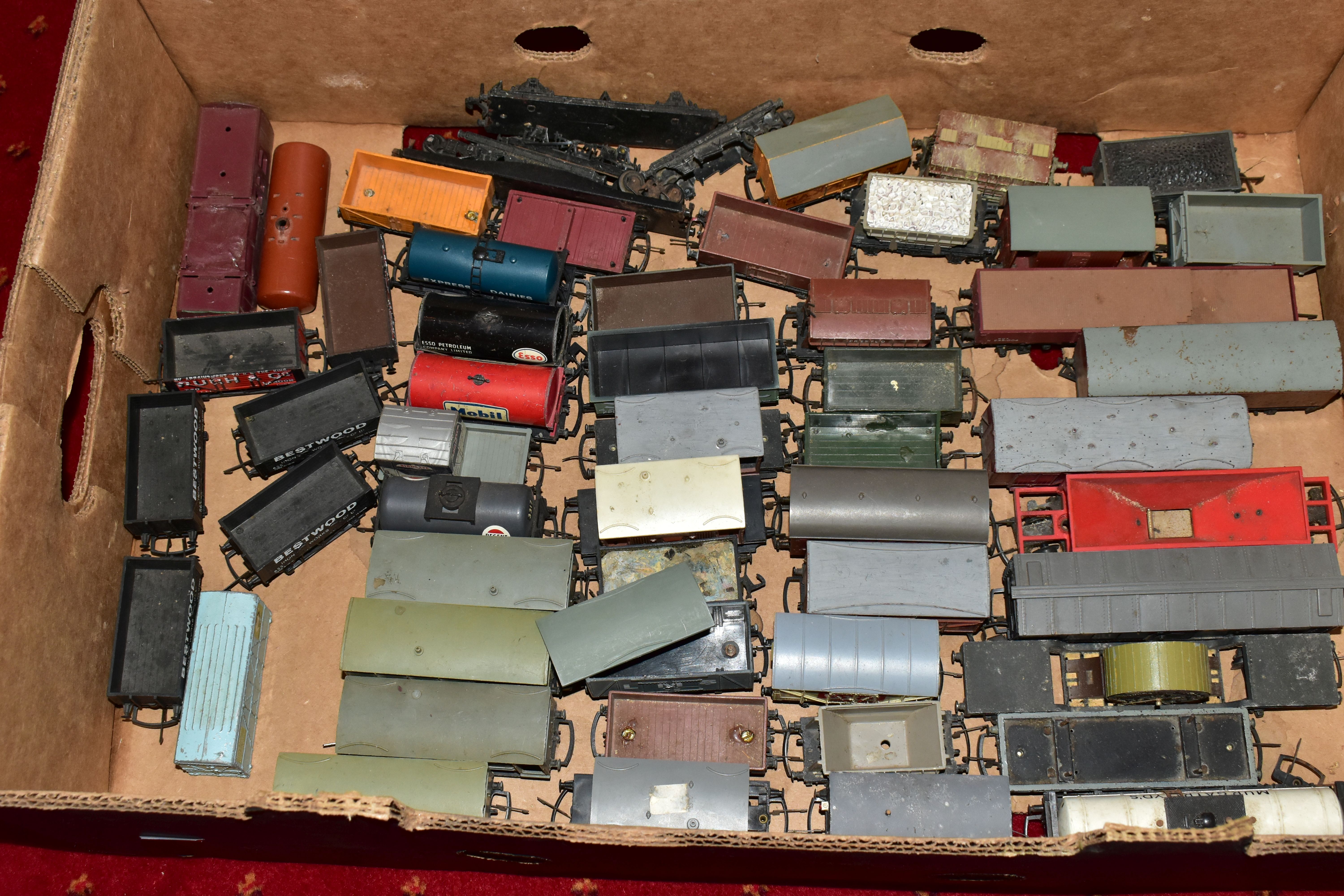 A QUANTITY OF UNBOXED AND ASSORTED OO & HO GAUGE ROLLING STOCK, assorted items to include, Hornby - Image 8 of 19