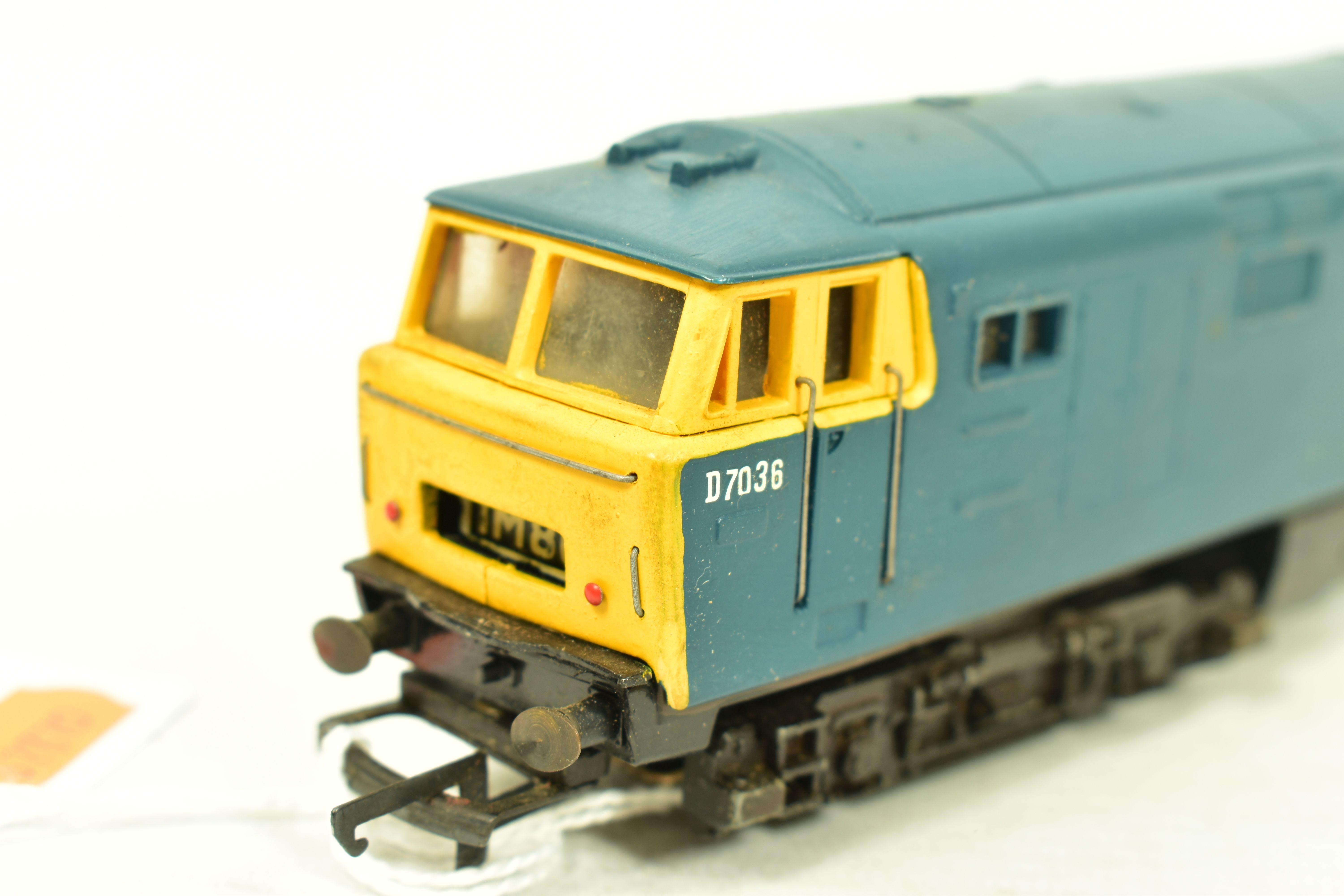 THREE BOXED TRI-ANG HORNBY OO GAUGE CLASS 35 HYMEK LOCOMOTIVES, 3 x No.D7063 and partially repainted - Image 7 of 11