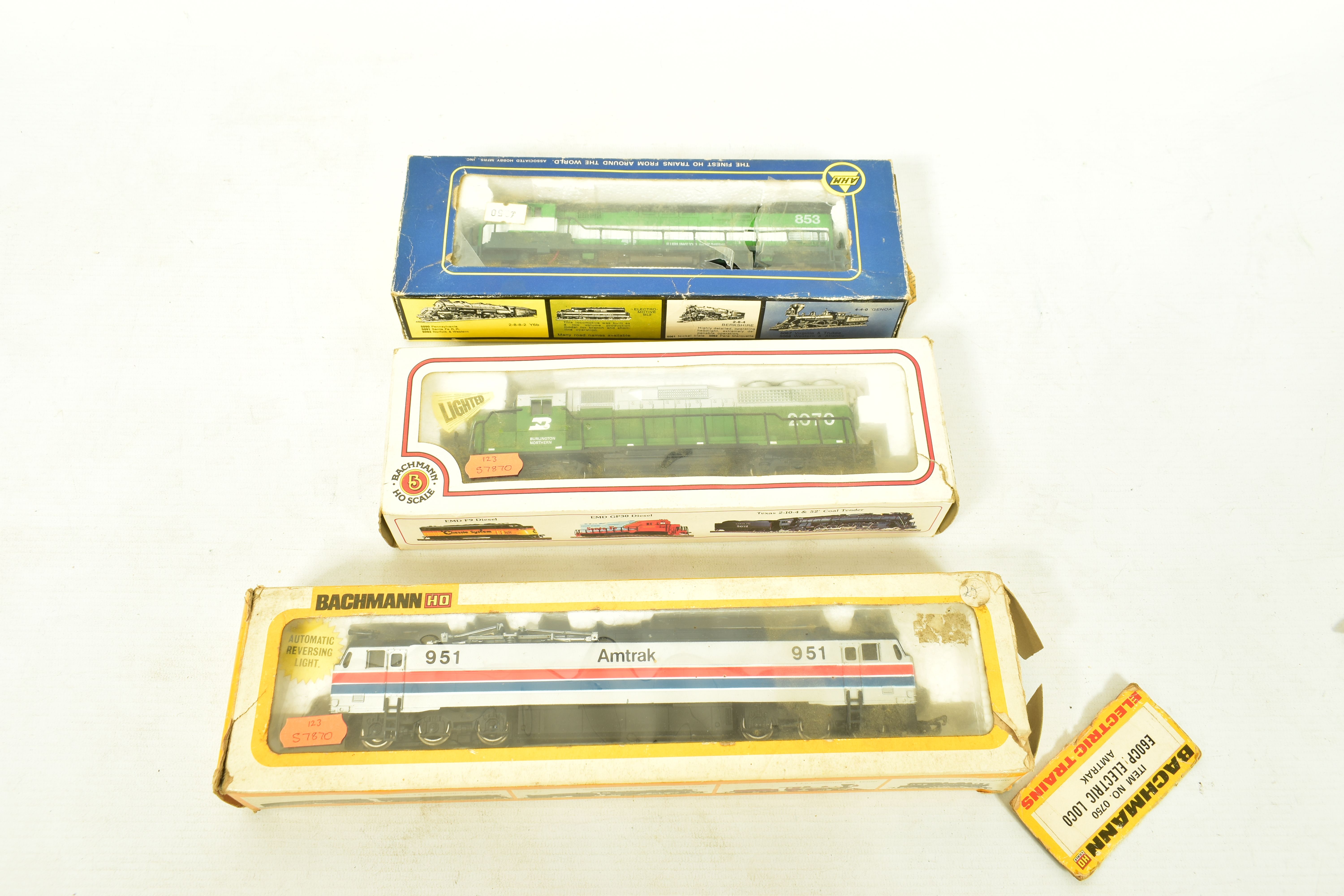 THREE BOXED HO GAUGE AMERICAN LOCOMOTIVES, Bachmann E60P No.951, Amtrak red, blue and silver - Image 8 of 8