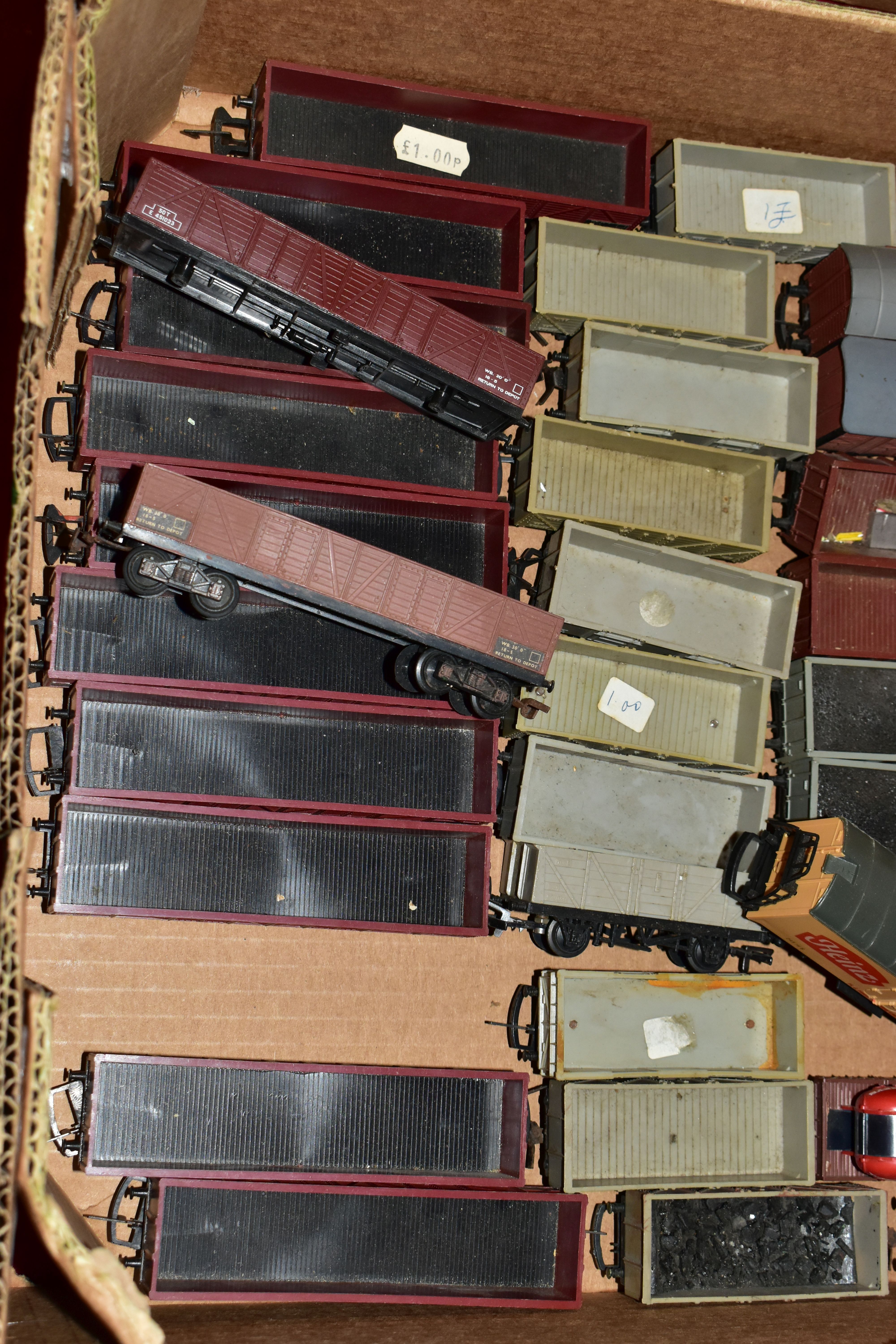 A QUANTITY OF UNBOXED AND ASSORTED OO & HO GAUGE ROLLING STOCK, assorted items to include, Mainline, - Image 10 of 15