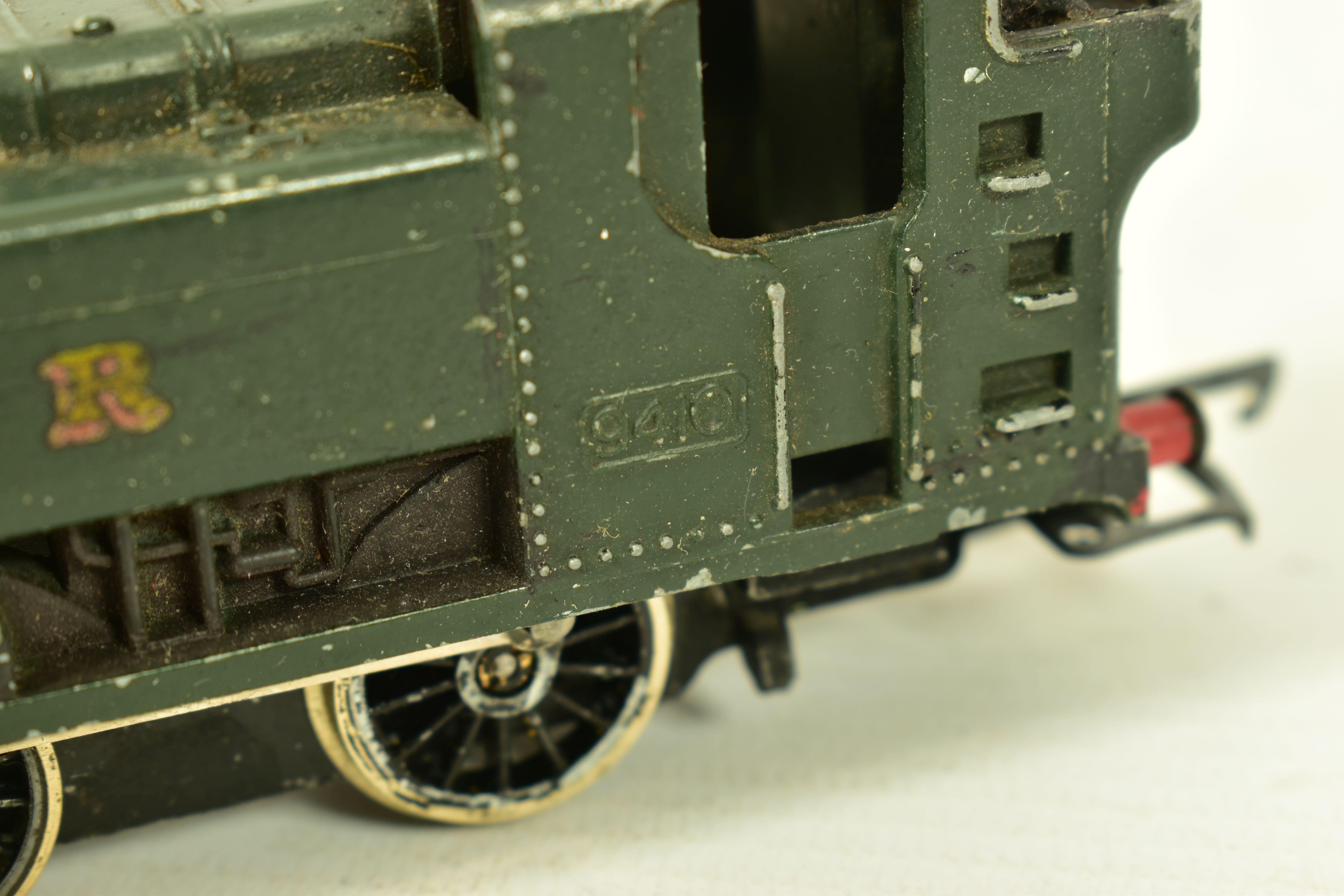 FOUR BOXED GRAHAM FARISH OO GAUGE CLASS 94XX PANNIER TANK LOCOMOTIVES, all No.9410, two in G.W.R. - Image 9 of 12