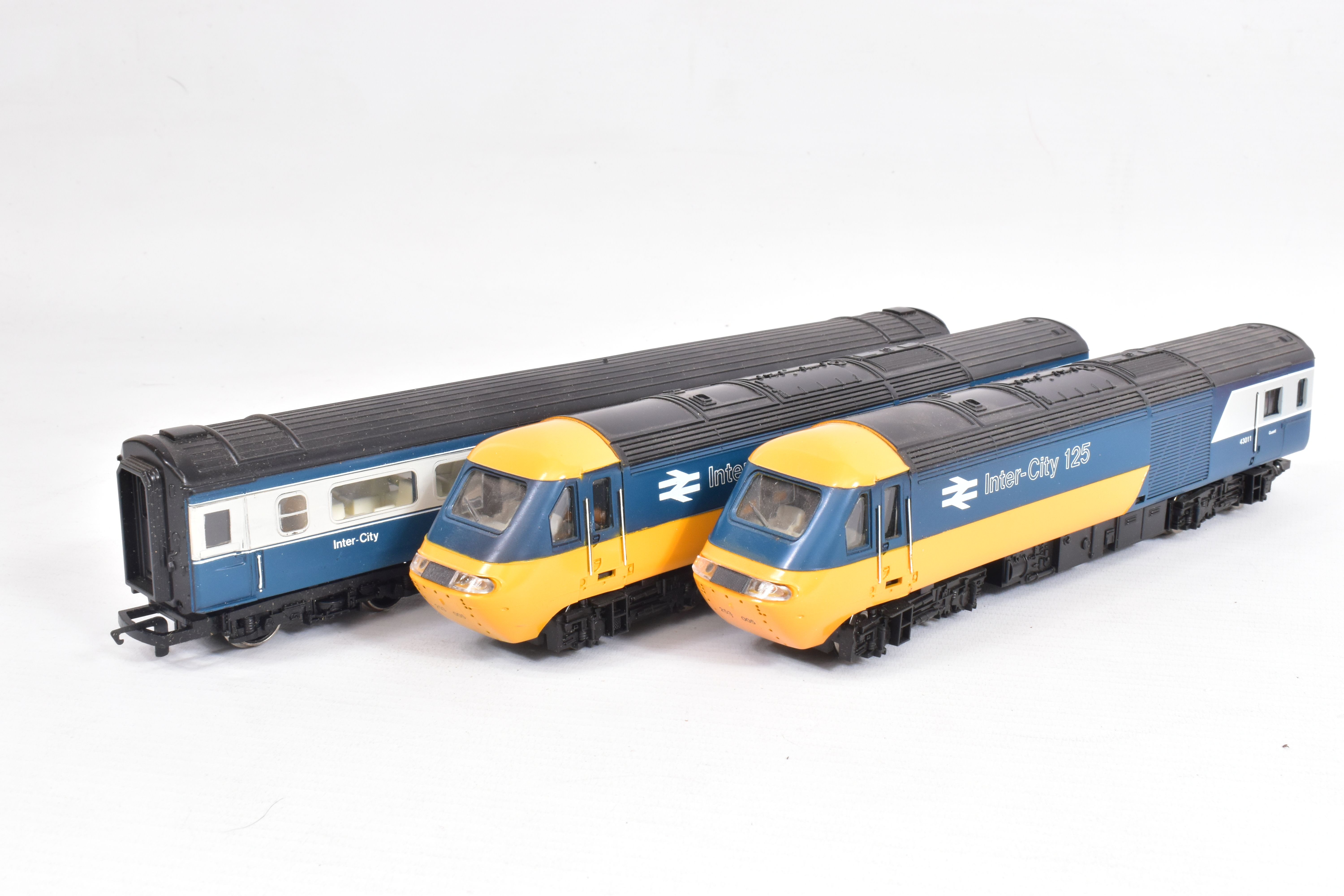 A BOXED HORNBY OO GAUGE INTERCITY 125 HIGH SPEED TRAIN PACK, No.R332, comprising power car No. - Image 2 of 12