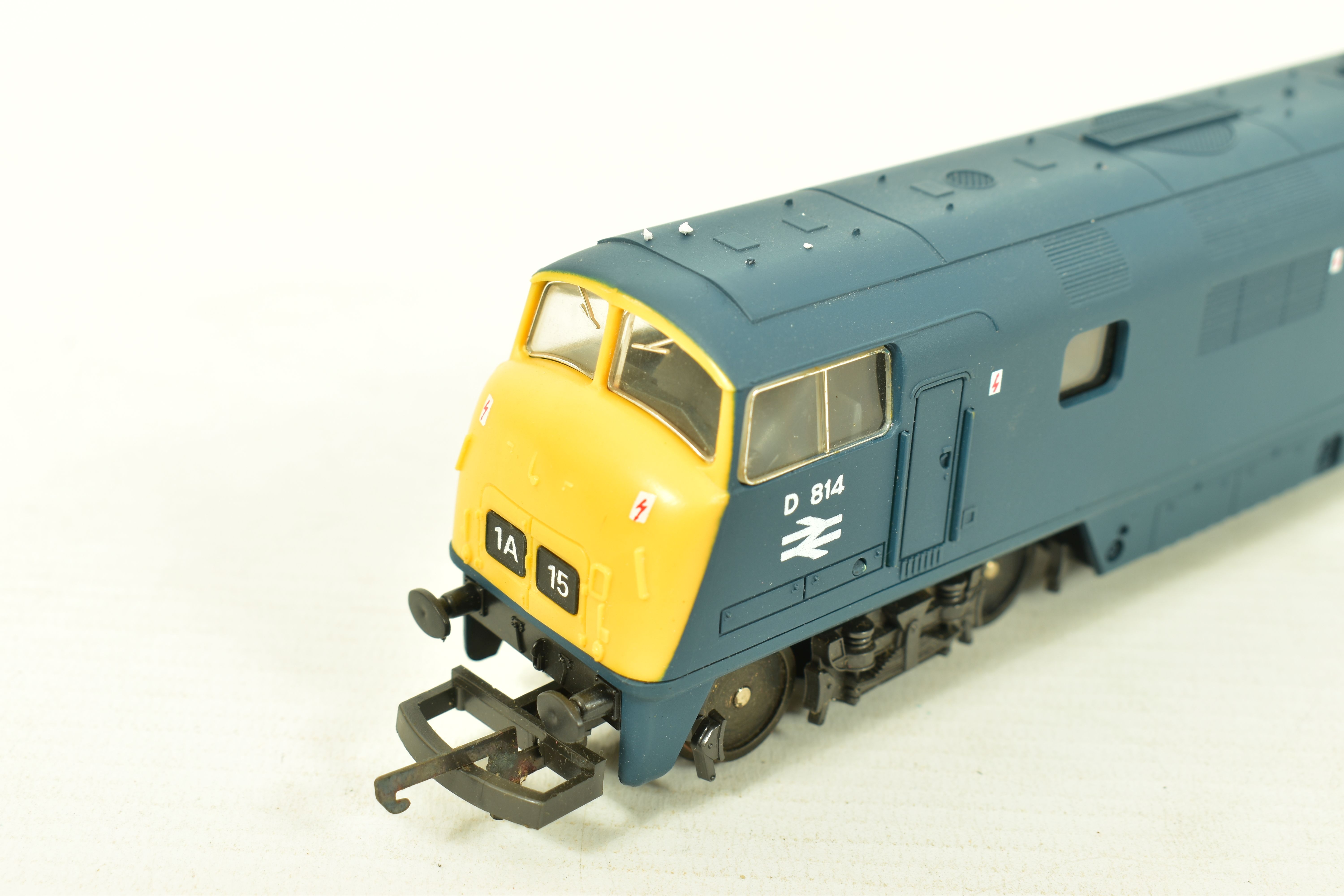 FOUR BOXED LIMA OO GAUGE LOCOMOTIVES, 2 x class 50 'Eagle' No.50 043 both in B.R. large logo blue - Image 11 of 11