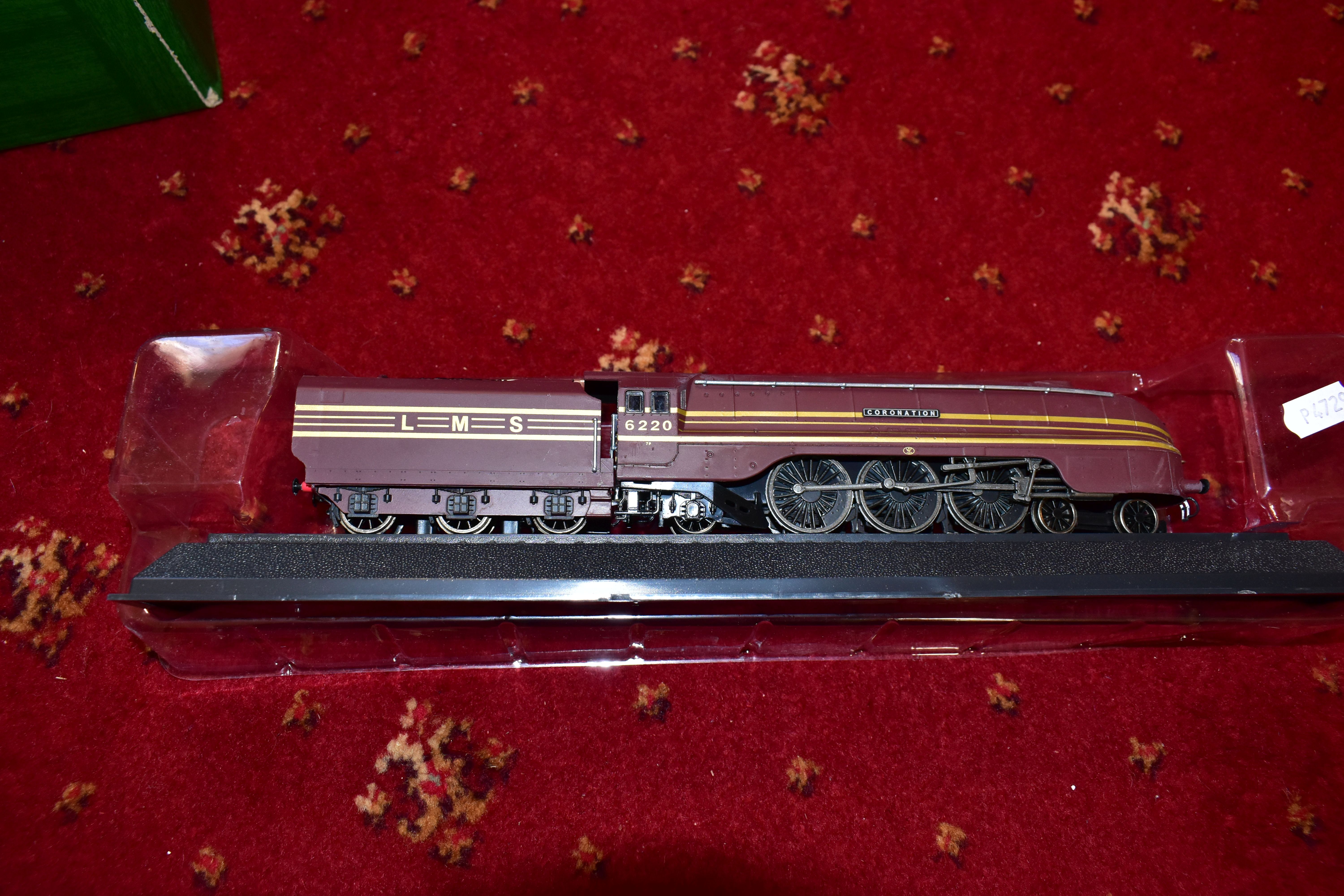 A QUANTITY OF BOXED HORNBY RAILWAYS OO GAUGE ROLLING STOCK AND LINESIDE ACCESSORIES, to include Rail - Image 2 of 23