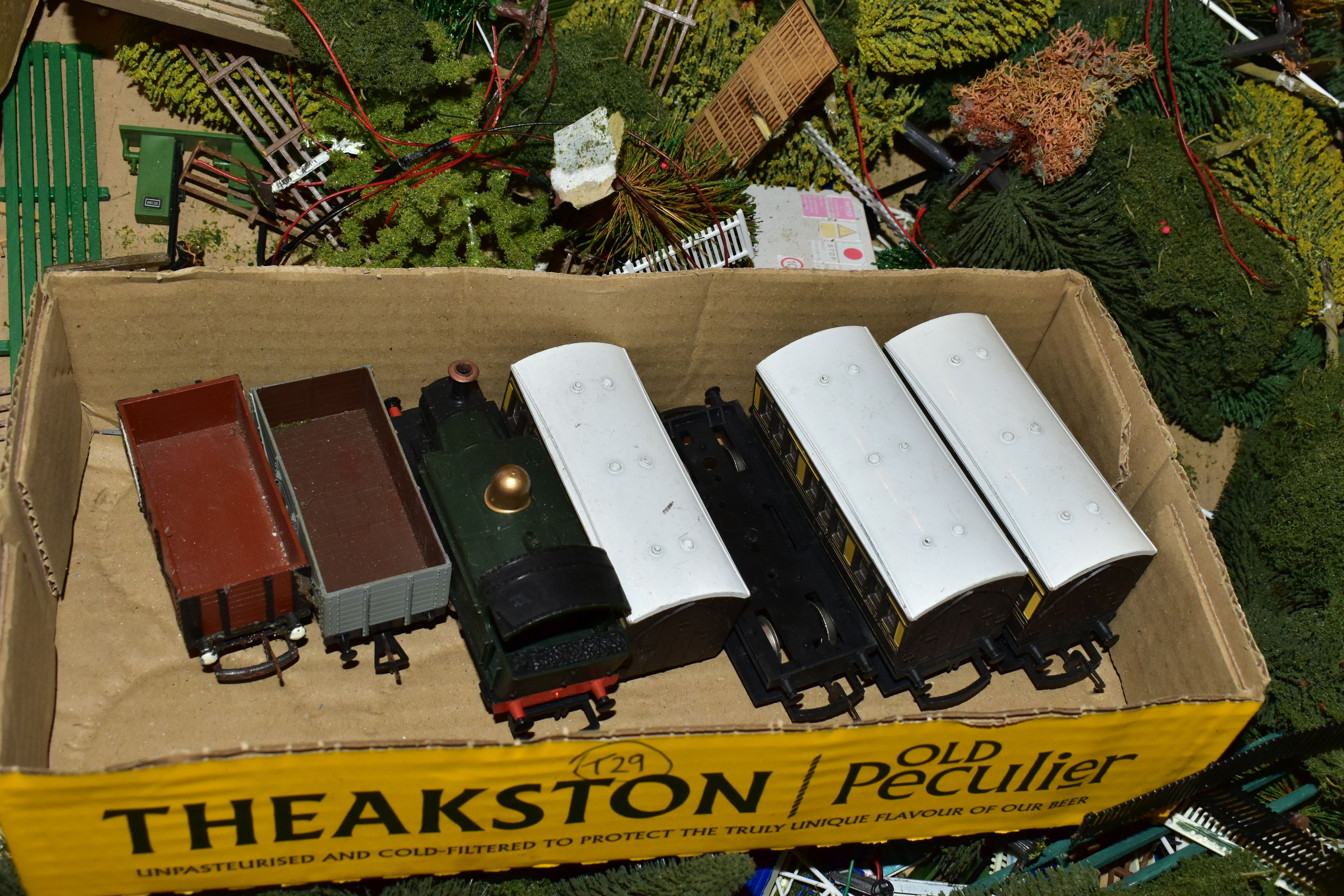 A QUANTITY OF UNBOXED AND ASSORTED OO GAUGE MODEL RAILWAY ITEMS, to include class 101 tank - Image 11 of 18
