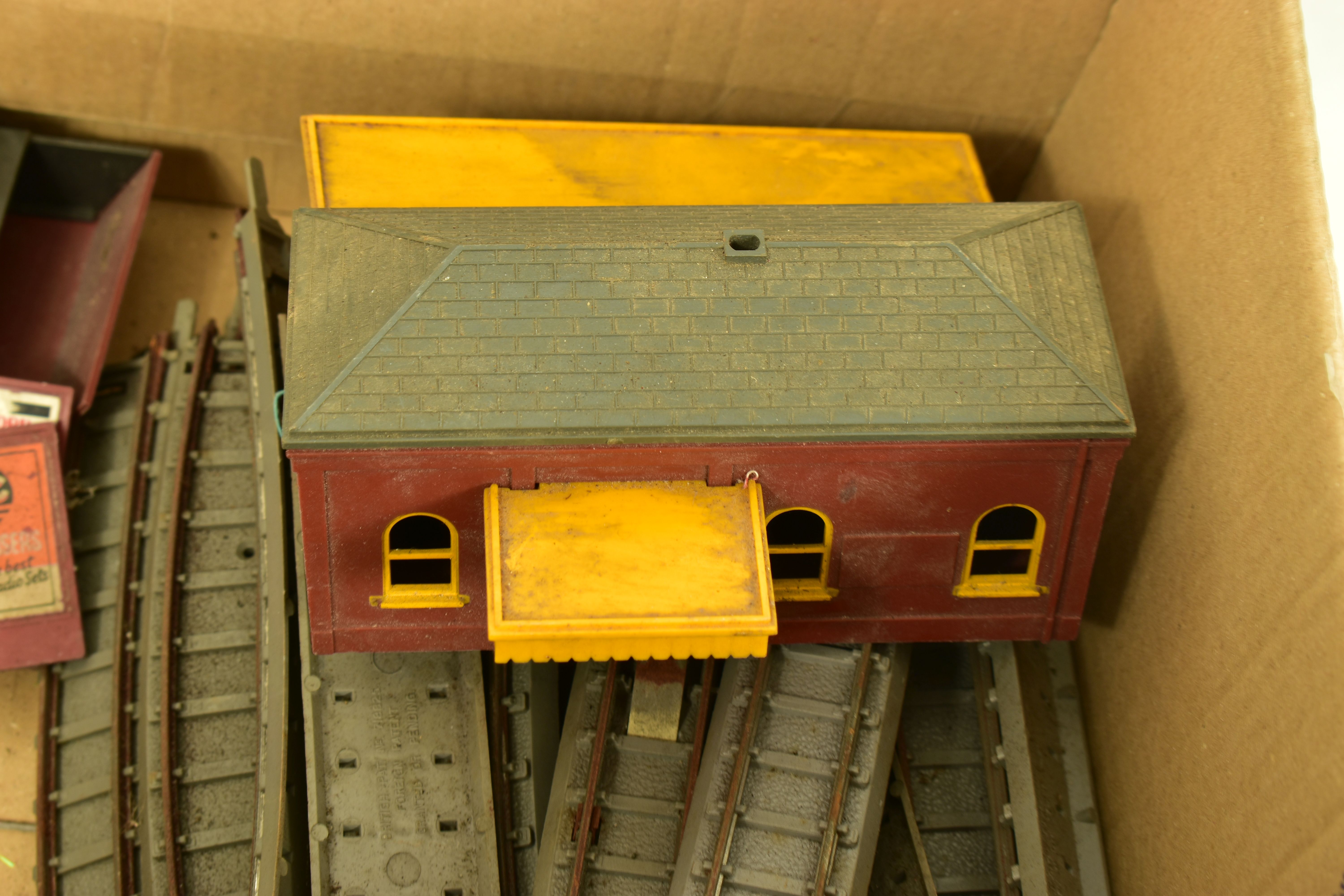 A QUANTITY OF UNBOXED AND ASSORTED MAINLY TRI-ANG OO GAUGE MODEL RAILWAY ITEMS, all in playworn - Image 8 of 12