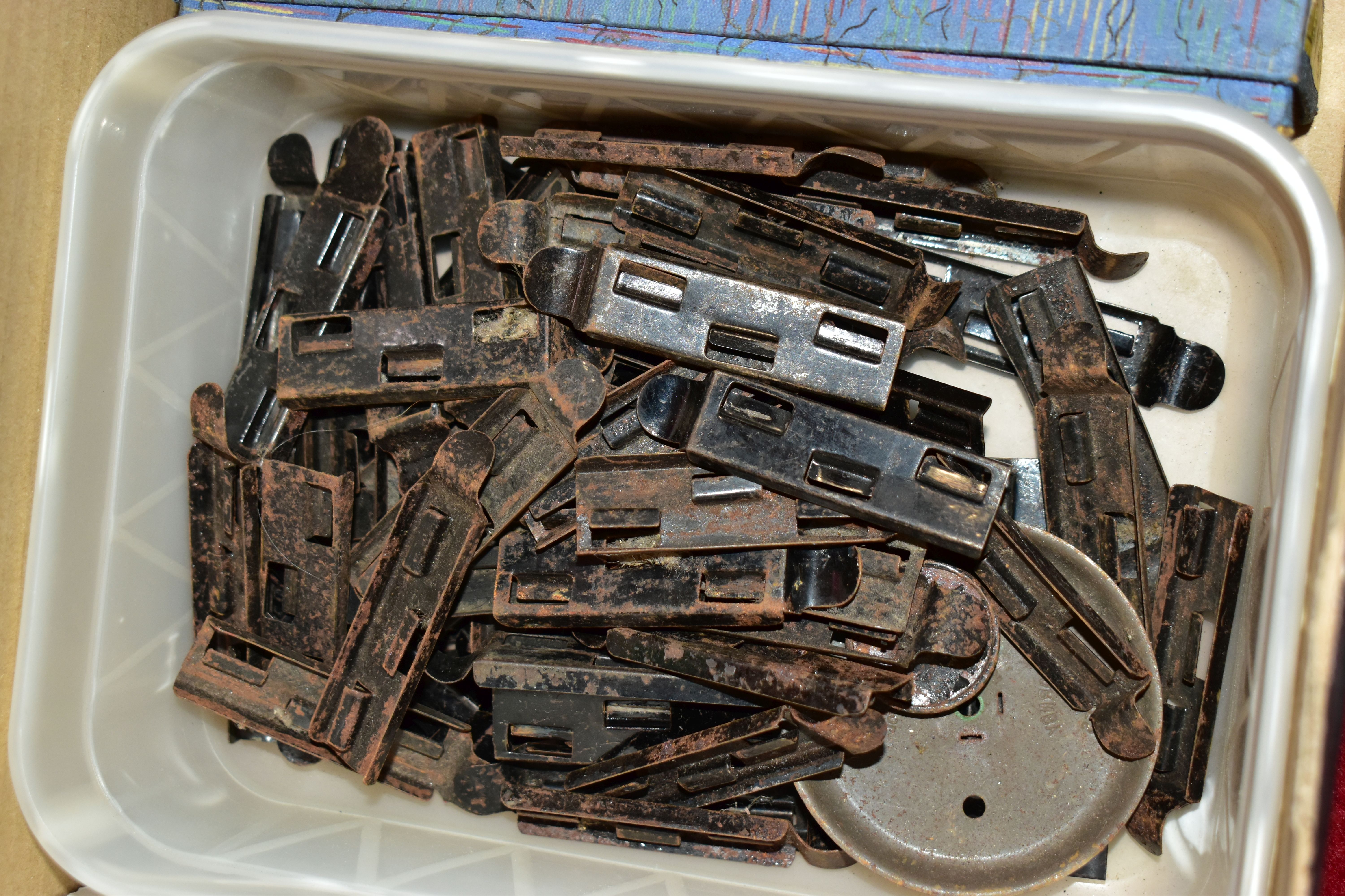 A QUANTITY OF UNBOXED AND ASSORTED O GAUGE MODEL RAILWAY ITEMS, to include damaged bodyshell only - Image 21 of 22