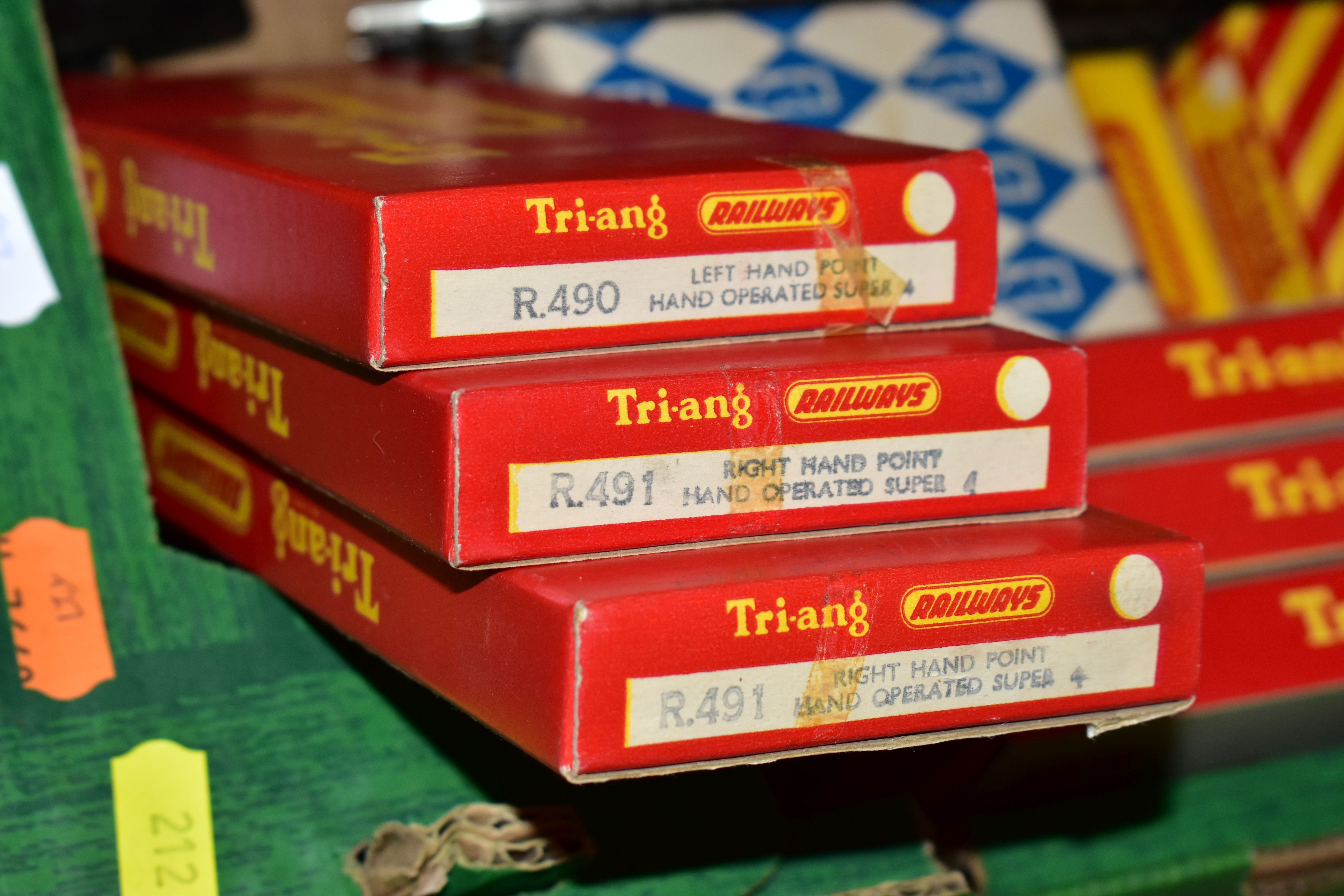 A QUANTITY OF BOXED AND UNBOXED TRI-ANG AND TRI-ANG HORNBY OO GAUGE MODEL RAILWAY ROLLING STOCK, - Image 14 of 18