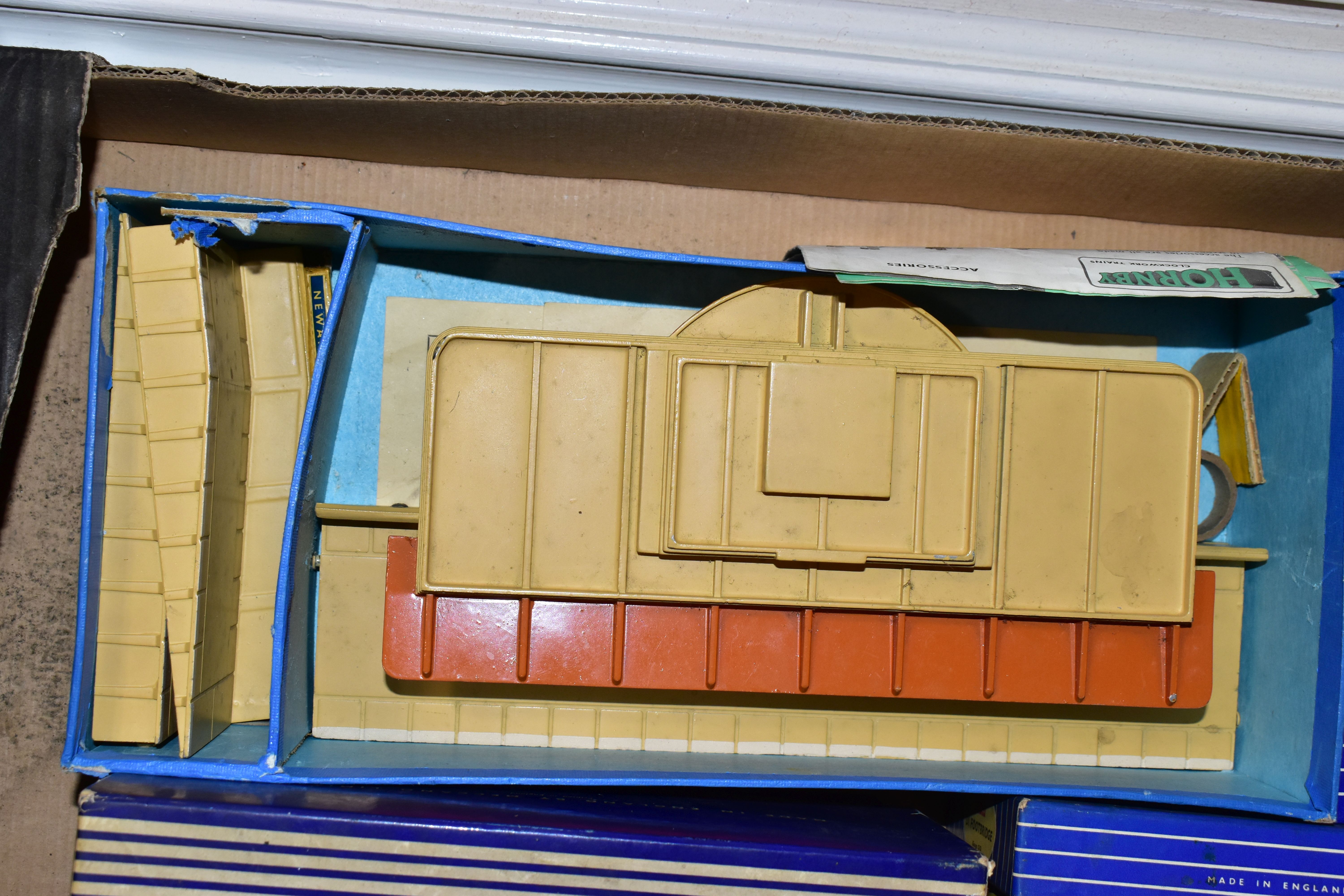 A QUANTITY OF BOXED AND UNBOXED HORNBY DUBLO ROLLING STOCK AND ACCESSORIES, to include boxed D1 - Image 3 of 12