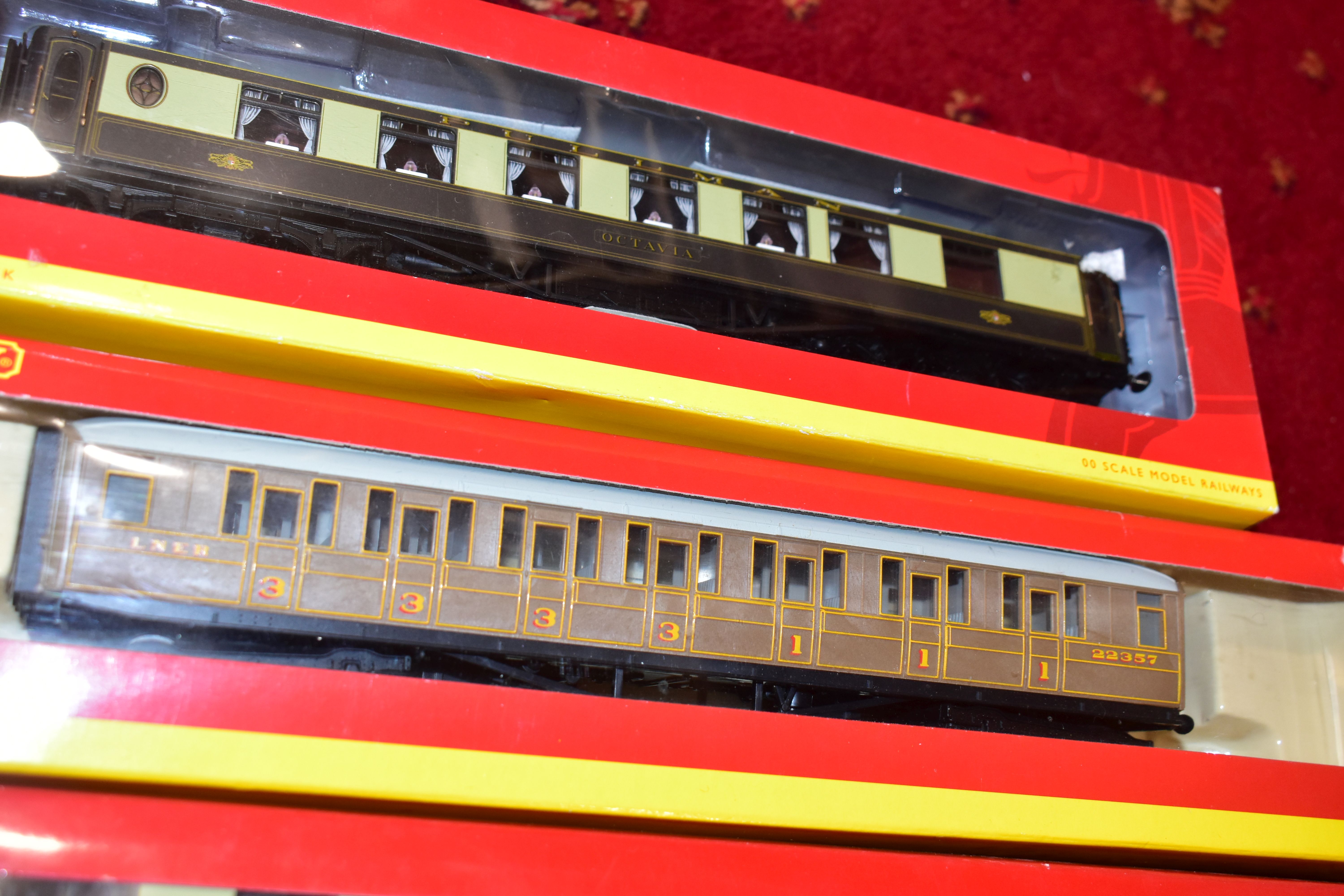 A QUANTITY OF BOXED HORNBY RAILWAYS OO GAUGE ROLLING STOCK AND LINESIDE ACCESSORIES, to include Rail - Image 14 of 23