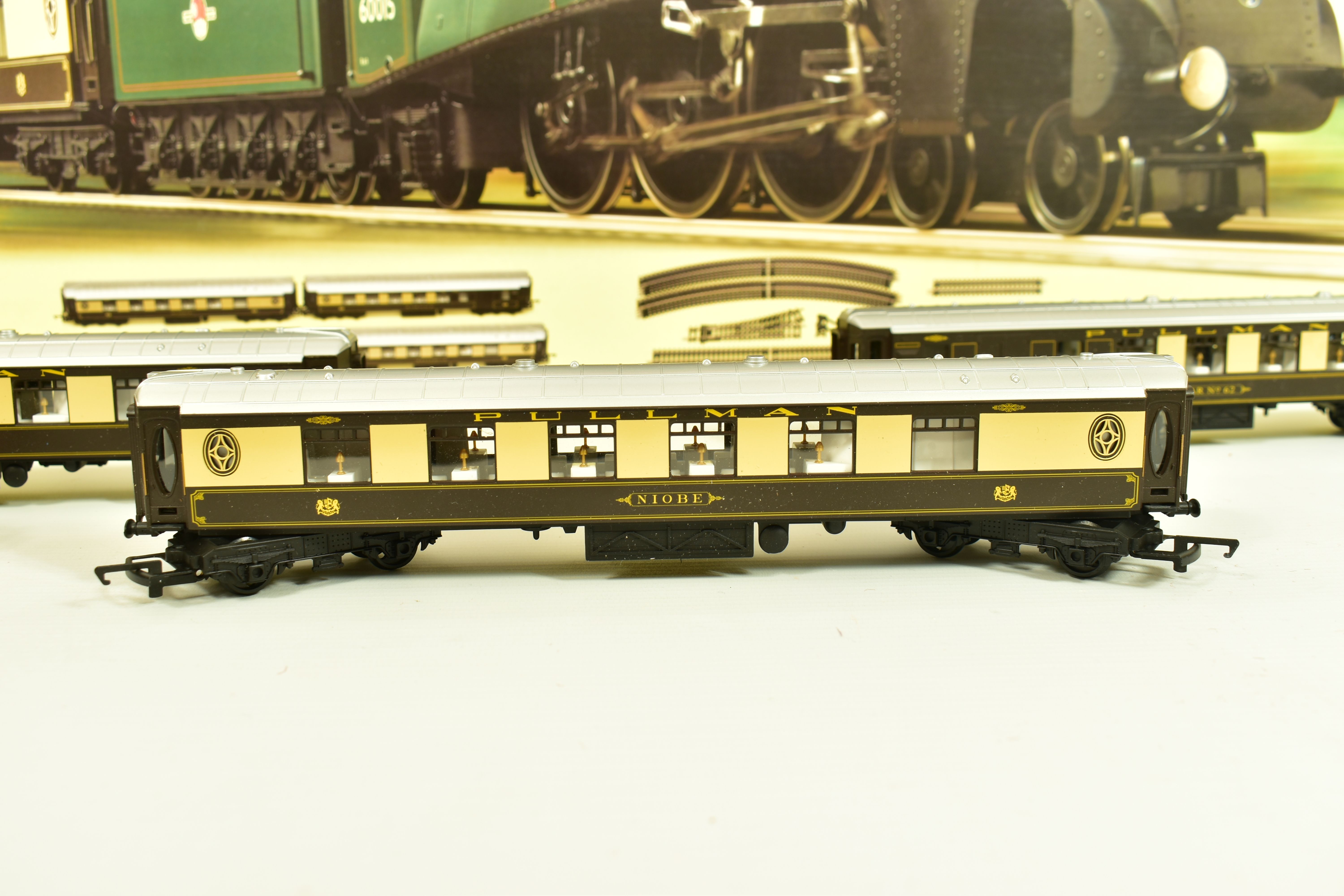 A BOXED HORNBY RAILWAYS OO GAUGE YORKSHIRE PULLMAN TRAIN SET - Image 8 of 15