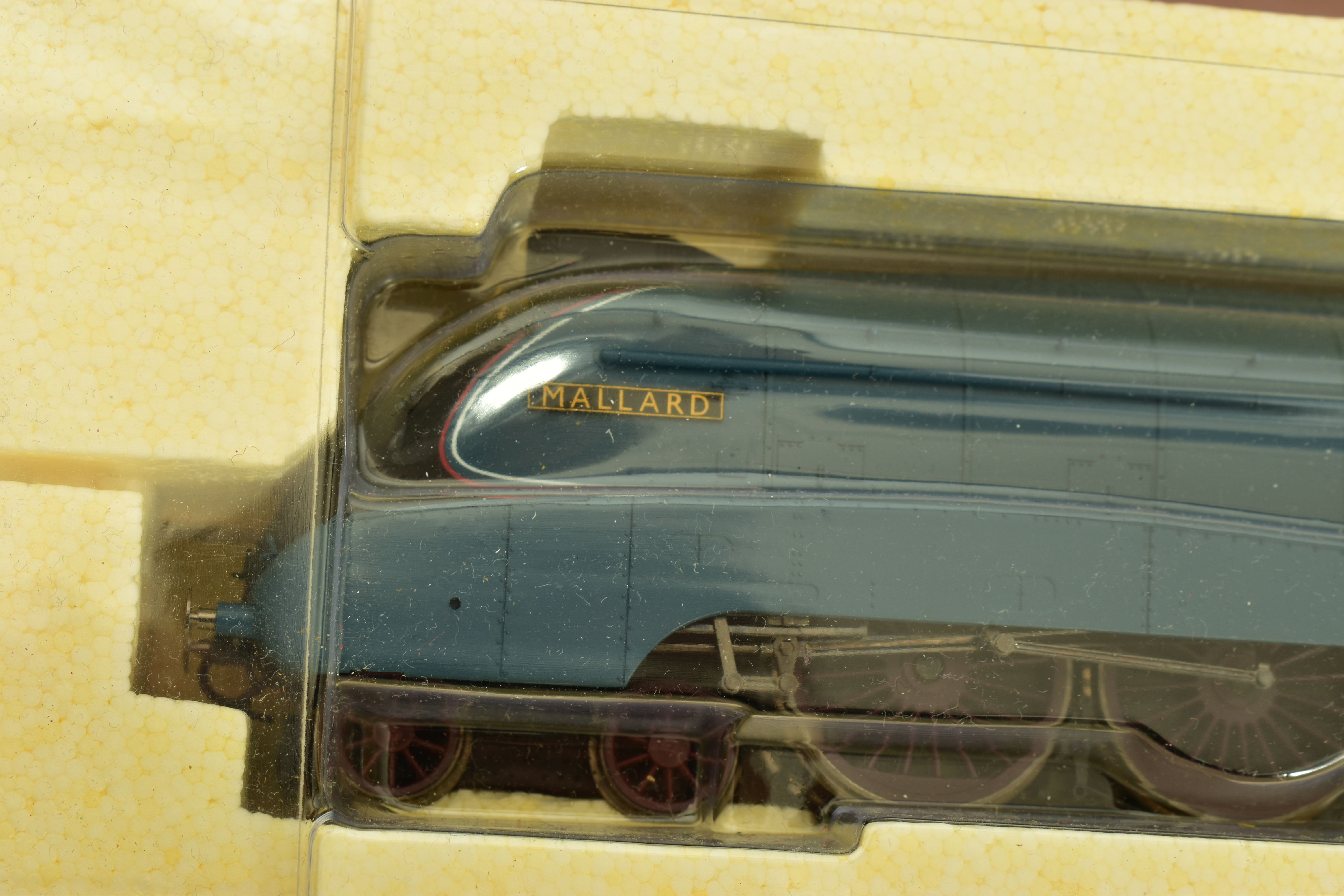 A BOXED HORNBY RAILWAYS OO GAUGE A4 CLASS LOCOMOTIVE AND TENDER, 'Mallard' No.4468, L.N.E.R. blue - Image 3 of 8