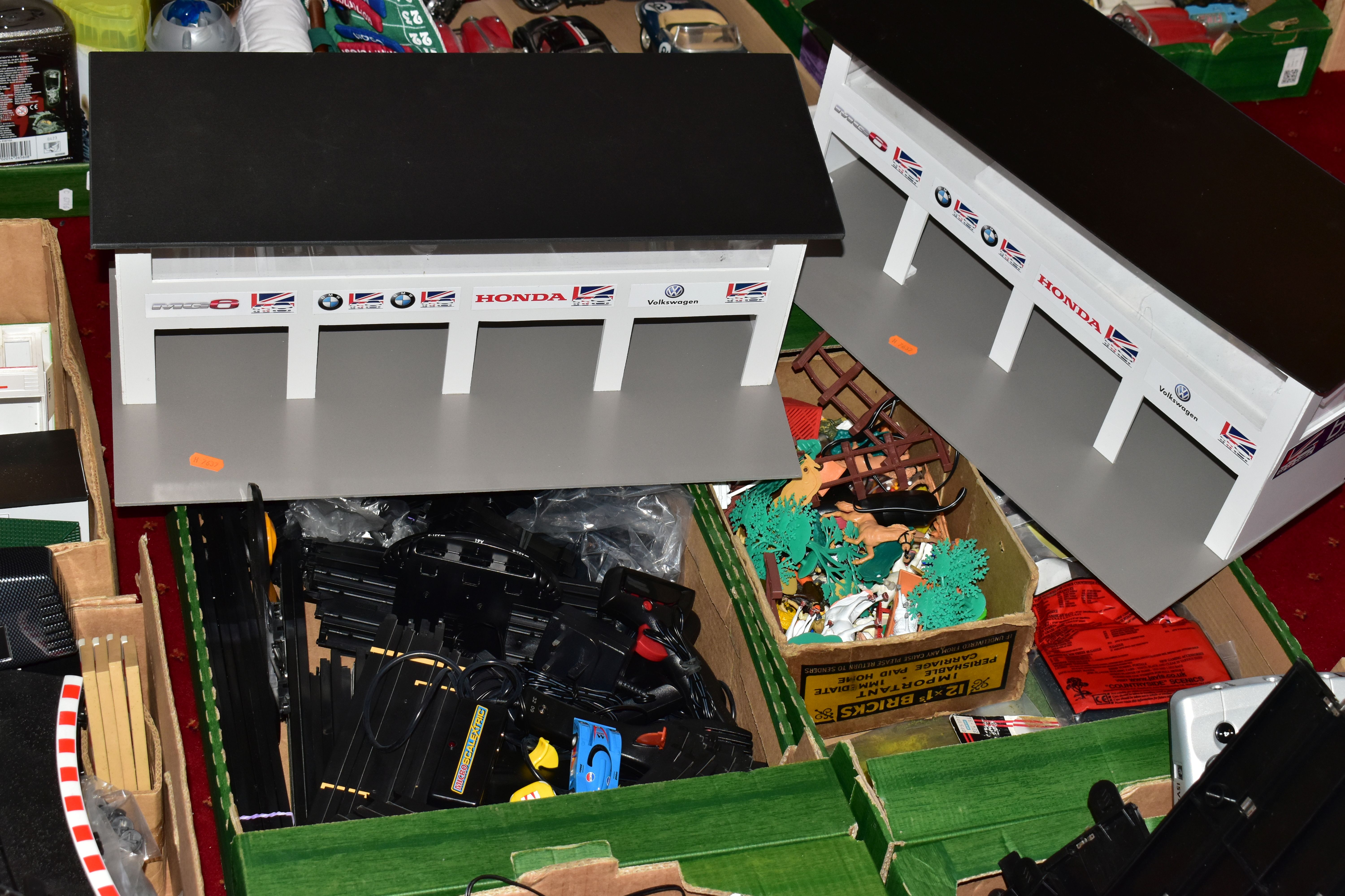 A LARGE COLLECTION OF SCALEXTRIC ACCESSORIES AND TRACK, to include Pits and other trackside - Image 5 of 8