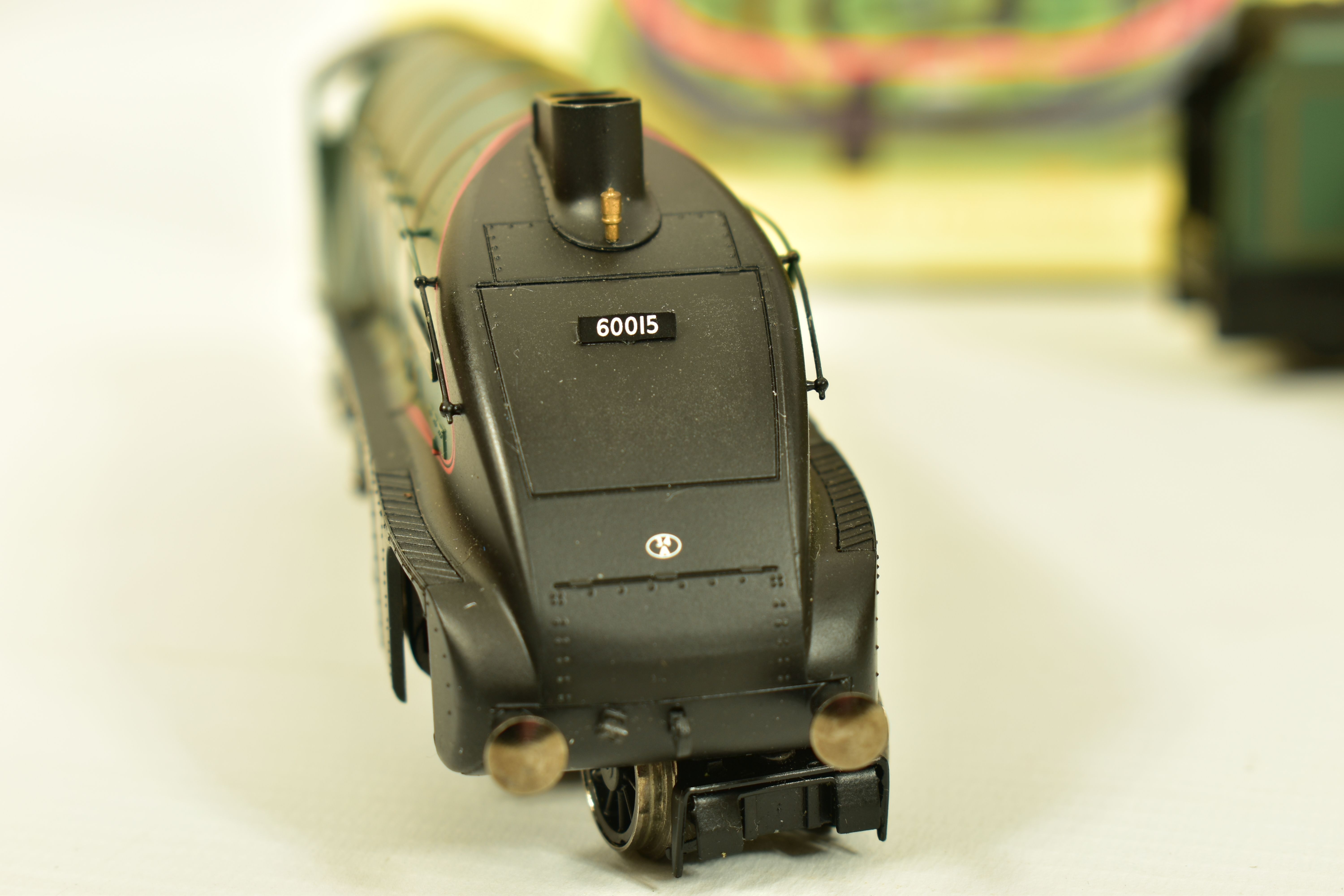 A BOXED HORNBY RAILWAYS OO GAUGE YORKSHIRE PULLMAN TRAIN SET - Image 12 of 15