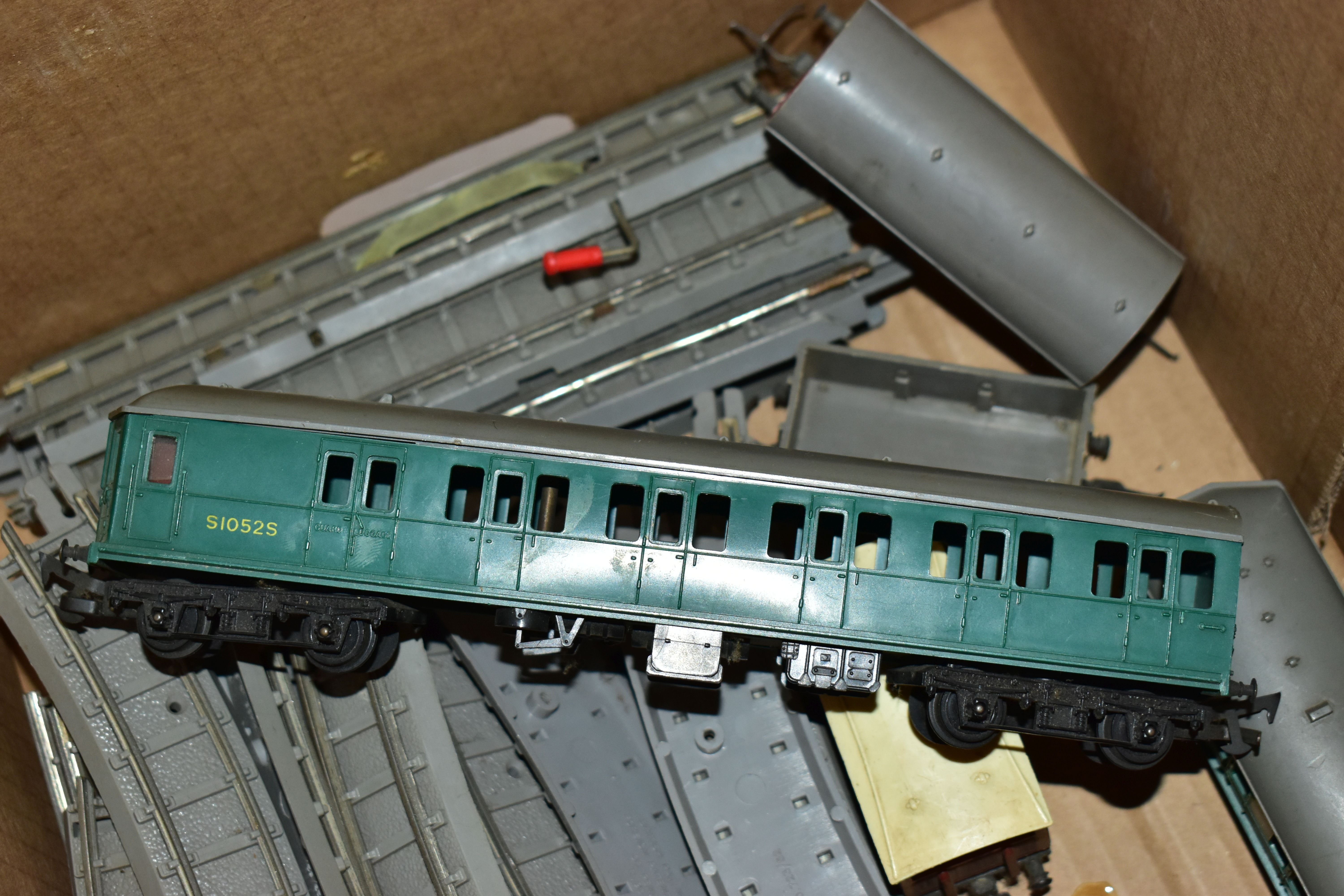 AN UNBOXED TRI-ANG RAILWAYS OO GAUGE CLASS 4-SUB TWO CAR E.M.U., No.S1052S and S1057S, version - Image 8 of 10