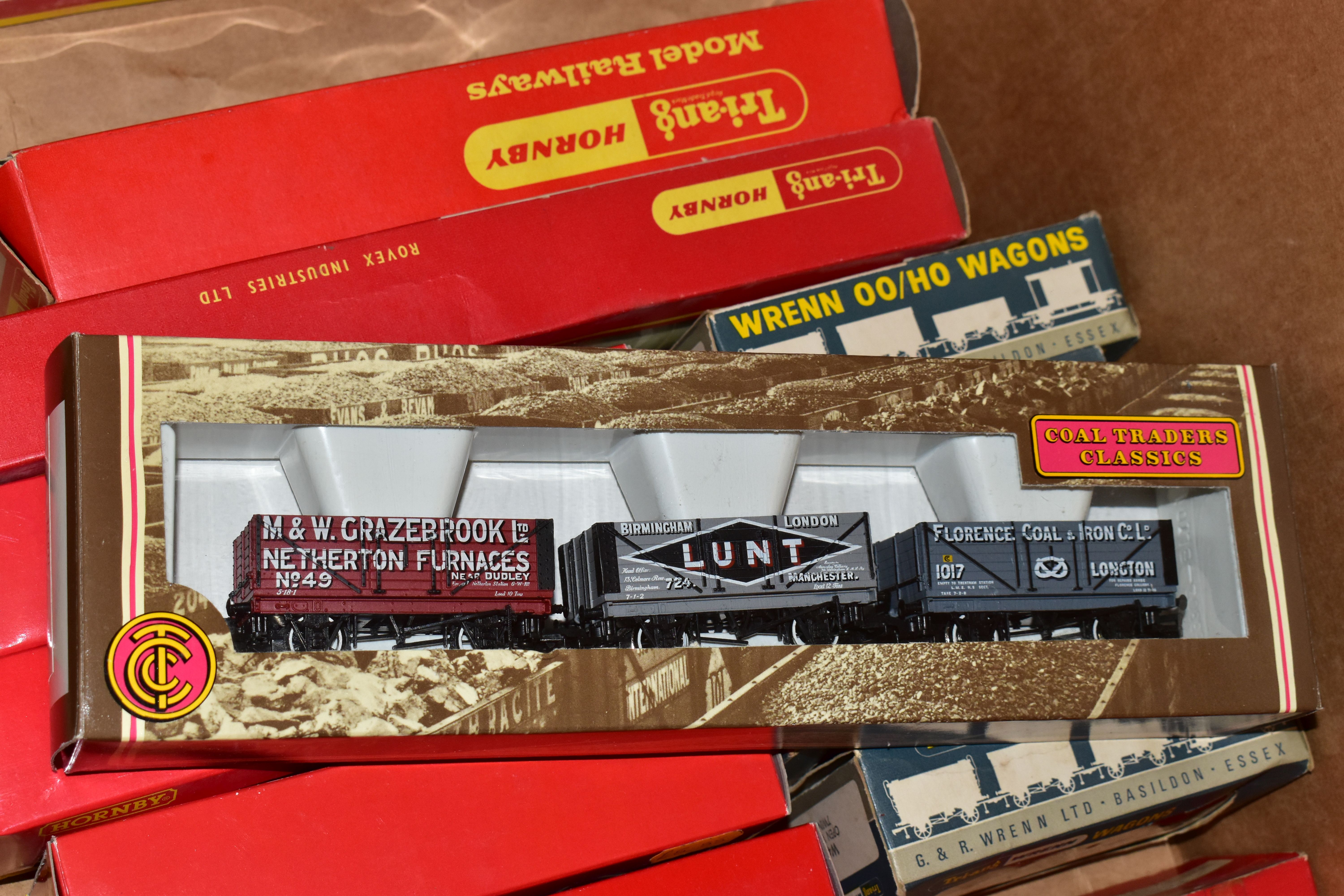 A QUANTITY OF MAINLY BOXED OO GAUGE MODEL RAILWAY ROLLING STOCK, to include boxed Tri-ang Wrenn - Image 13 of 14