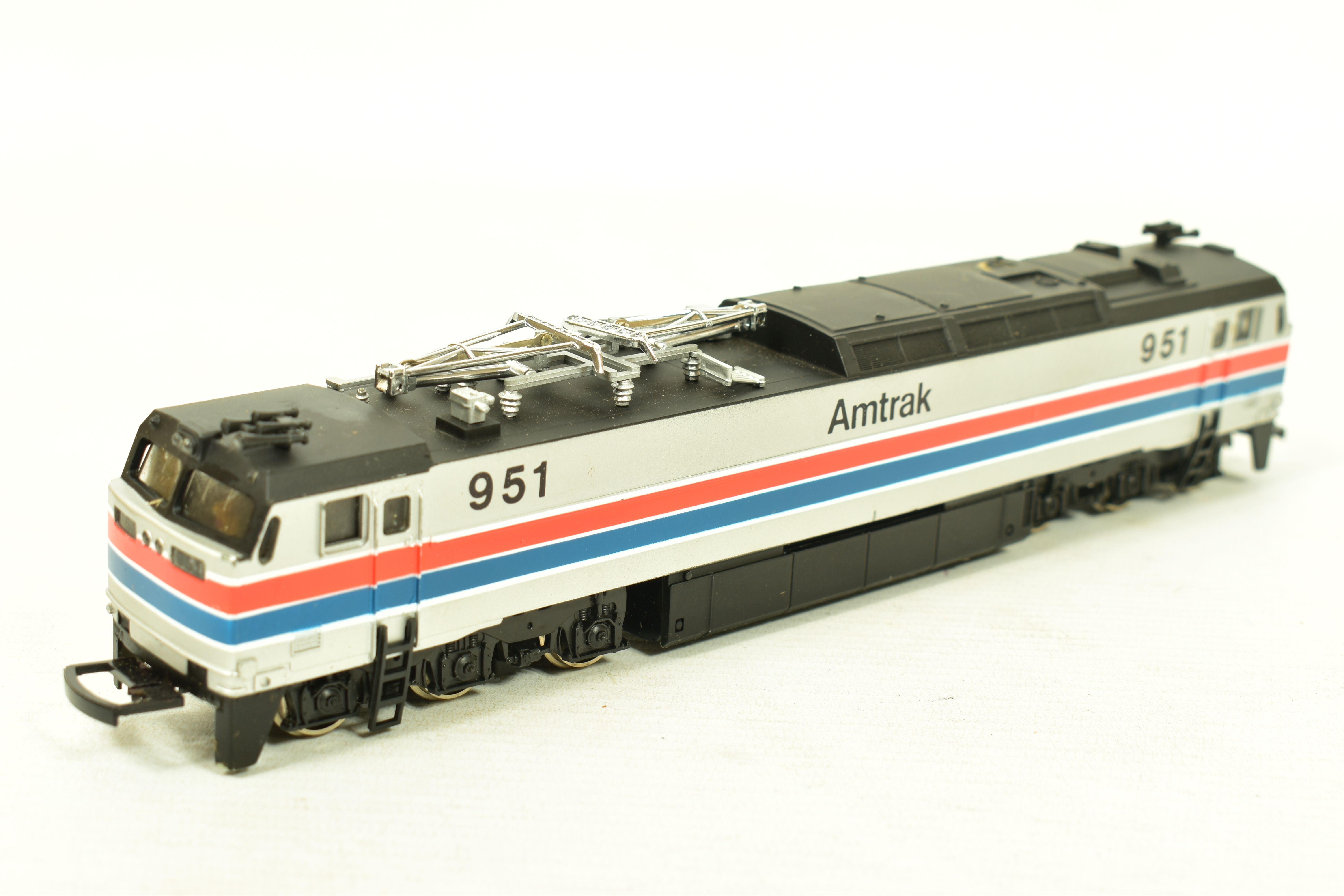 THREE BOXED HO GAUGE AMERICAN LOCOMOTIVES, Bachmann E60P No.951, Amtrak red, blue and silver - Image 6 of 8