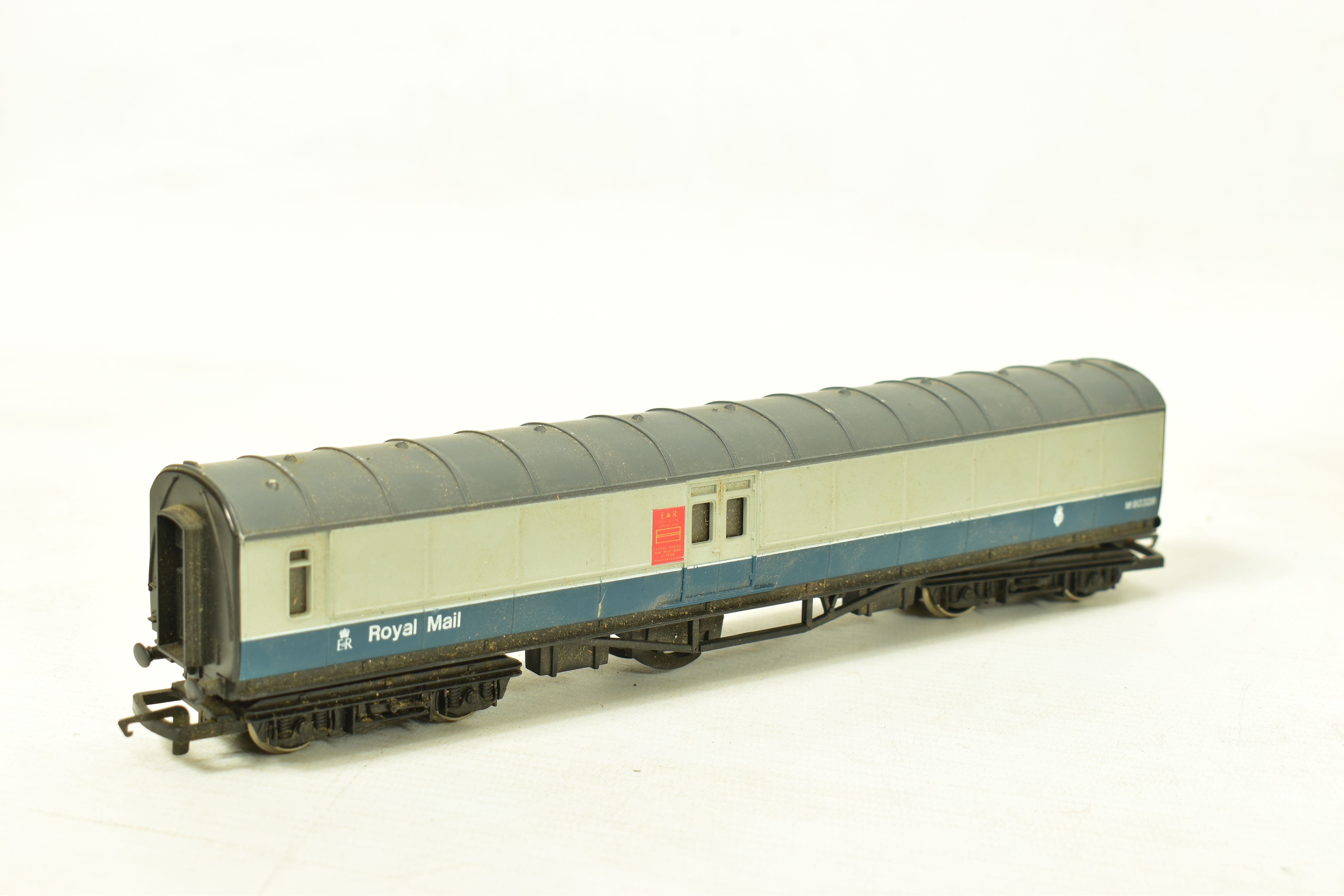 A QUANTITY OF UNBOXED AND ASSORTED MK.I AND MK.II COACHING STOCK, assorted models by Tri-ang, - Image 6 of 7