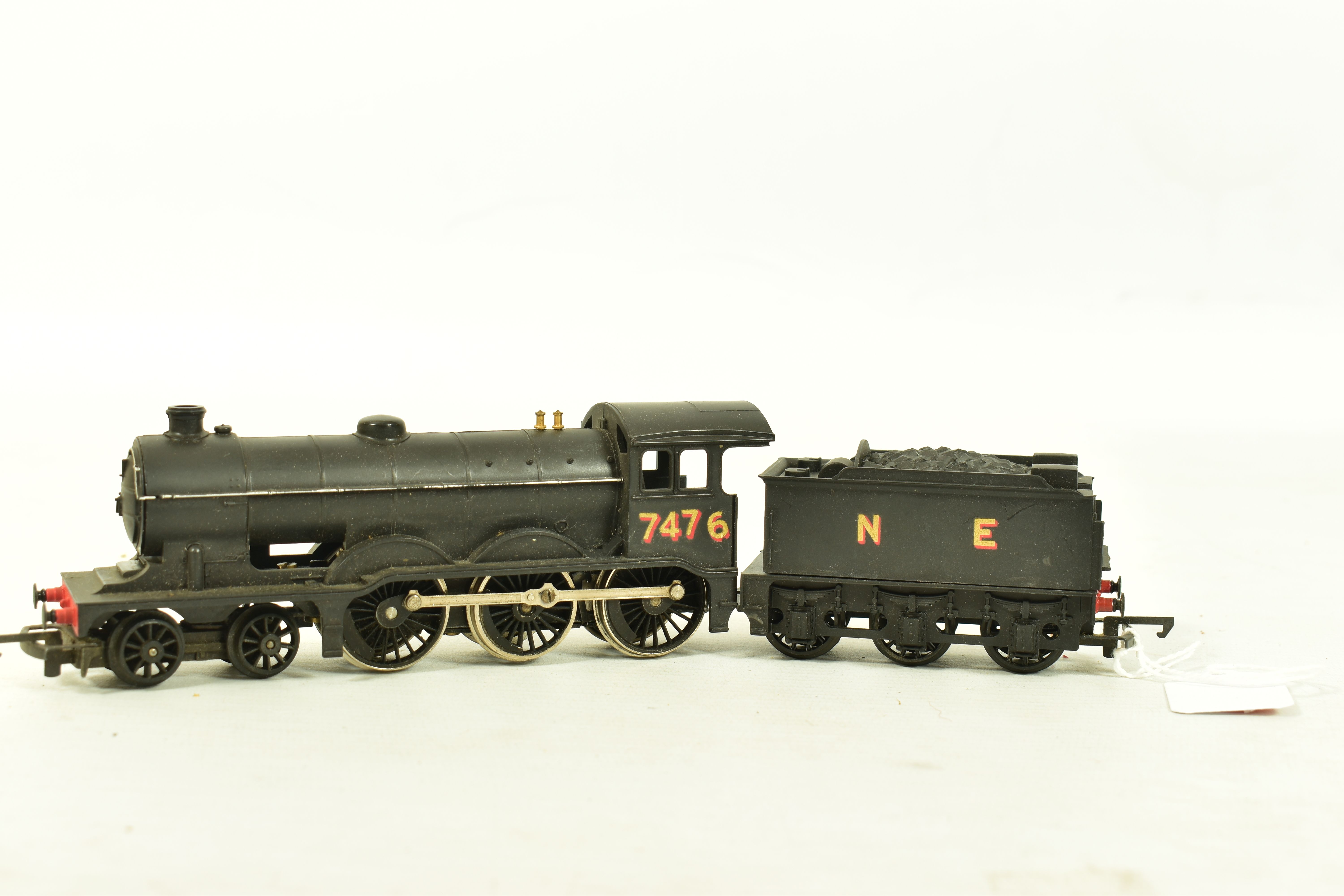 FOUR BOXED HORNBY RAILWAYS OO GAUGE LOCOMOTIVES OF L.N.E.R. ORIGIN, 'Shire/Hunt' class 'Cheshire' - Image 9 of 10