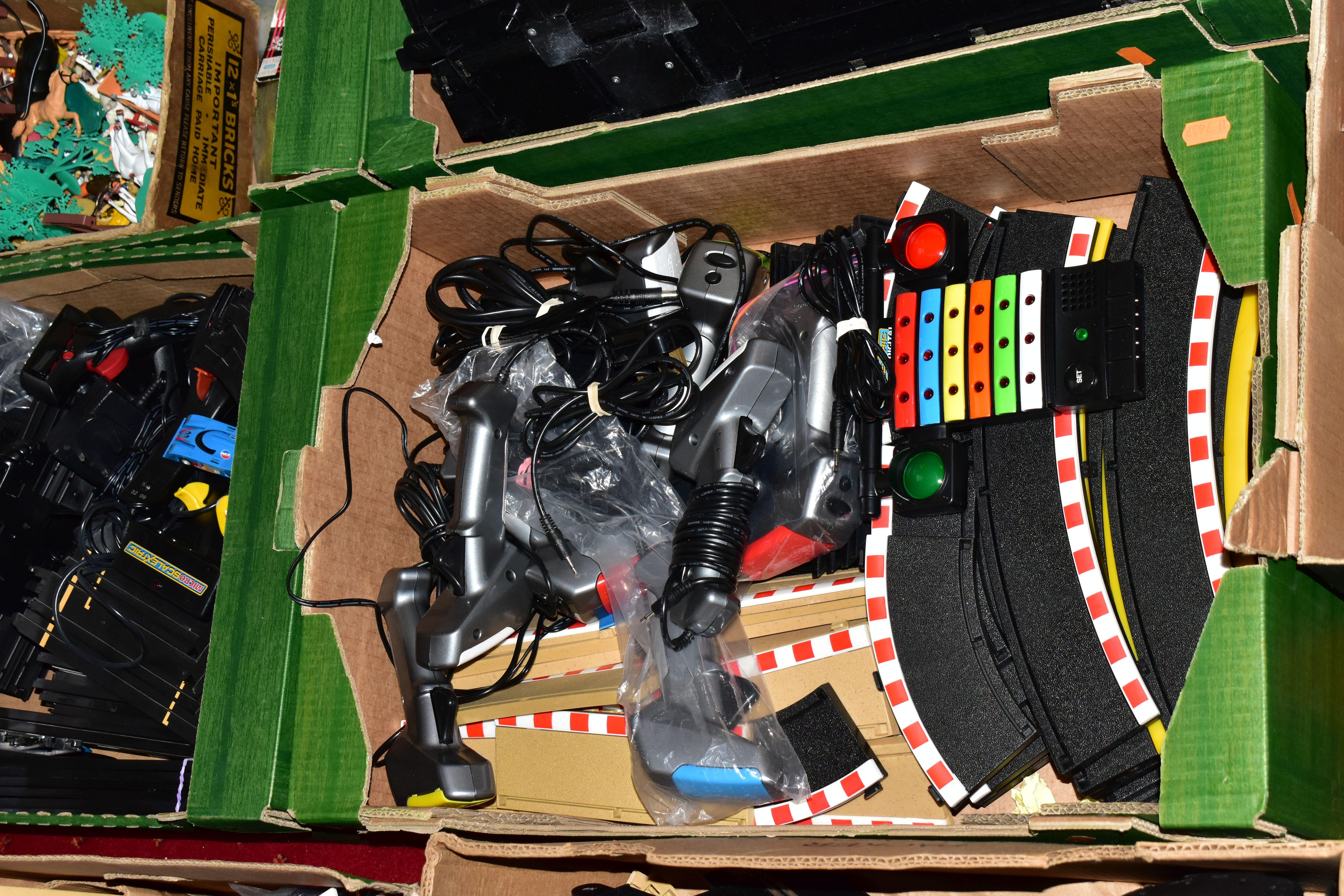 A LARGE COLLECTION OF SCALEXTRIC ACCESSORIES AND TRACK, to include Pits and other trackside - Image 6 of 8