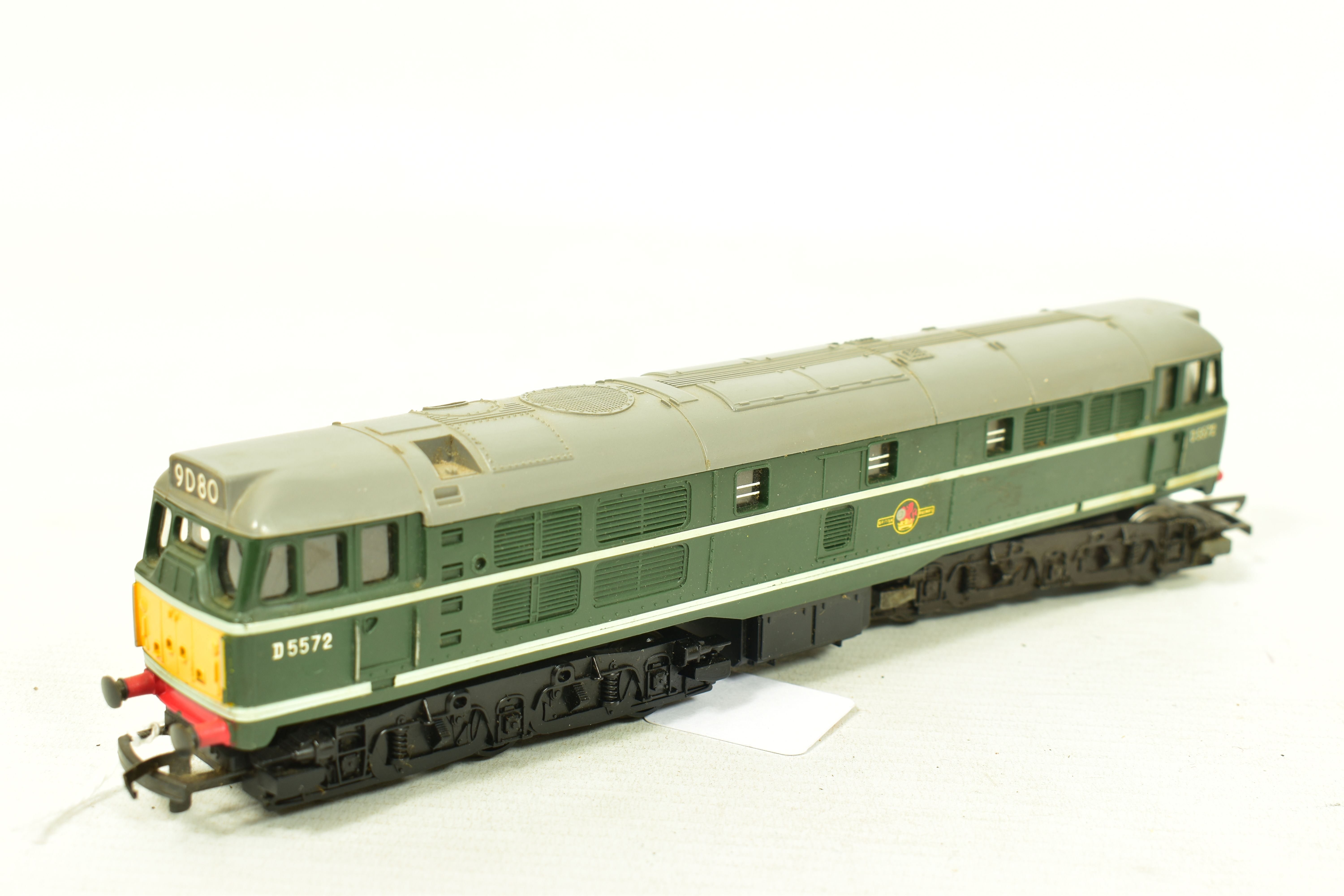 FIVE BOXED TRI-ANG OO GAUGE CLASS 31 LOCOMOTIVES, 4 x No.D5572 and repainted from blue to green - Image 10 of 11