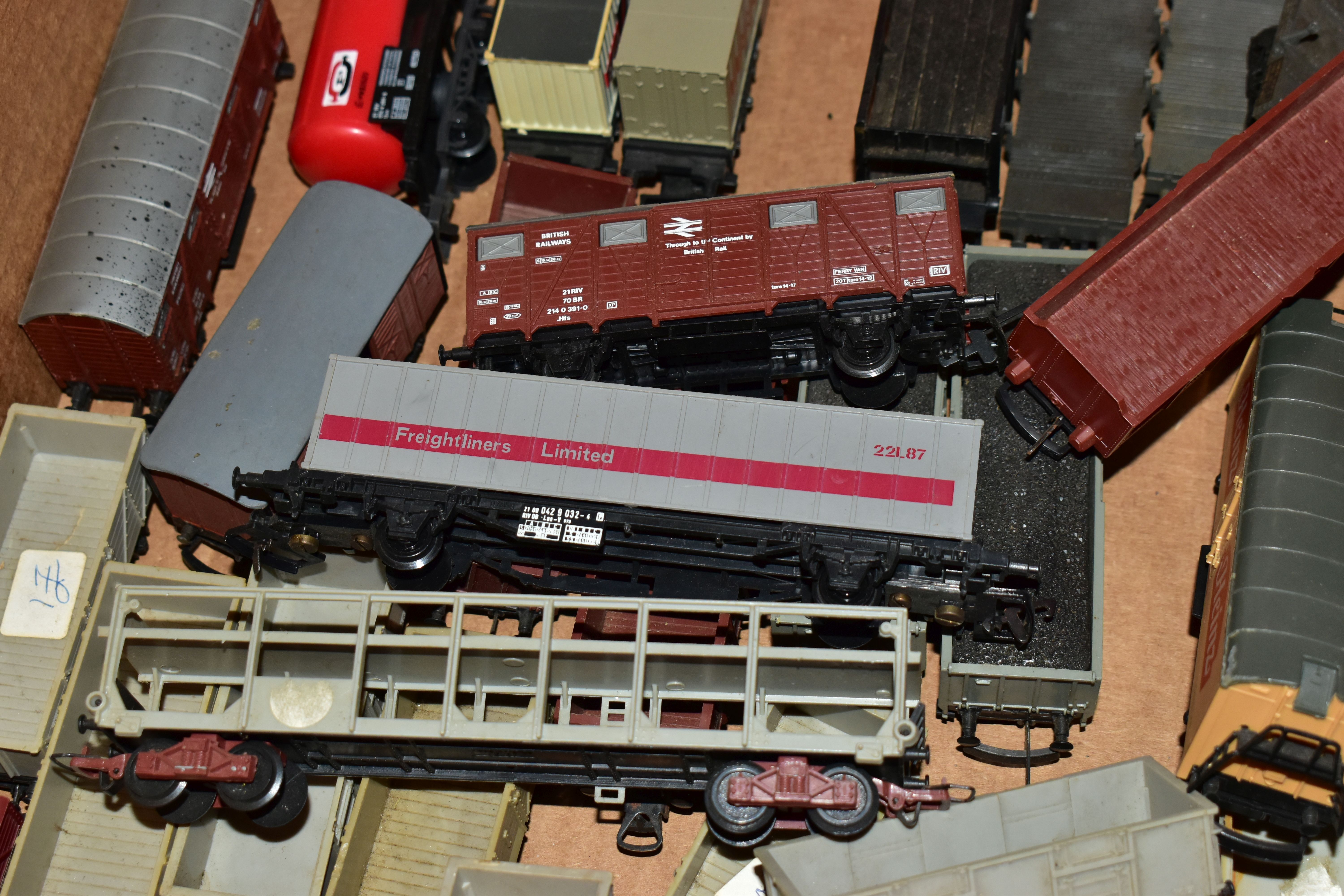 A QUANTITY OF UNBOXED AND ASSORTED OO & HO GAUGE ROLLING STOCK, assorted items to include, Mainline, - Image 12 of 15