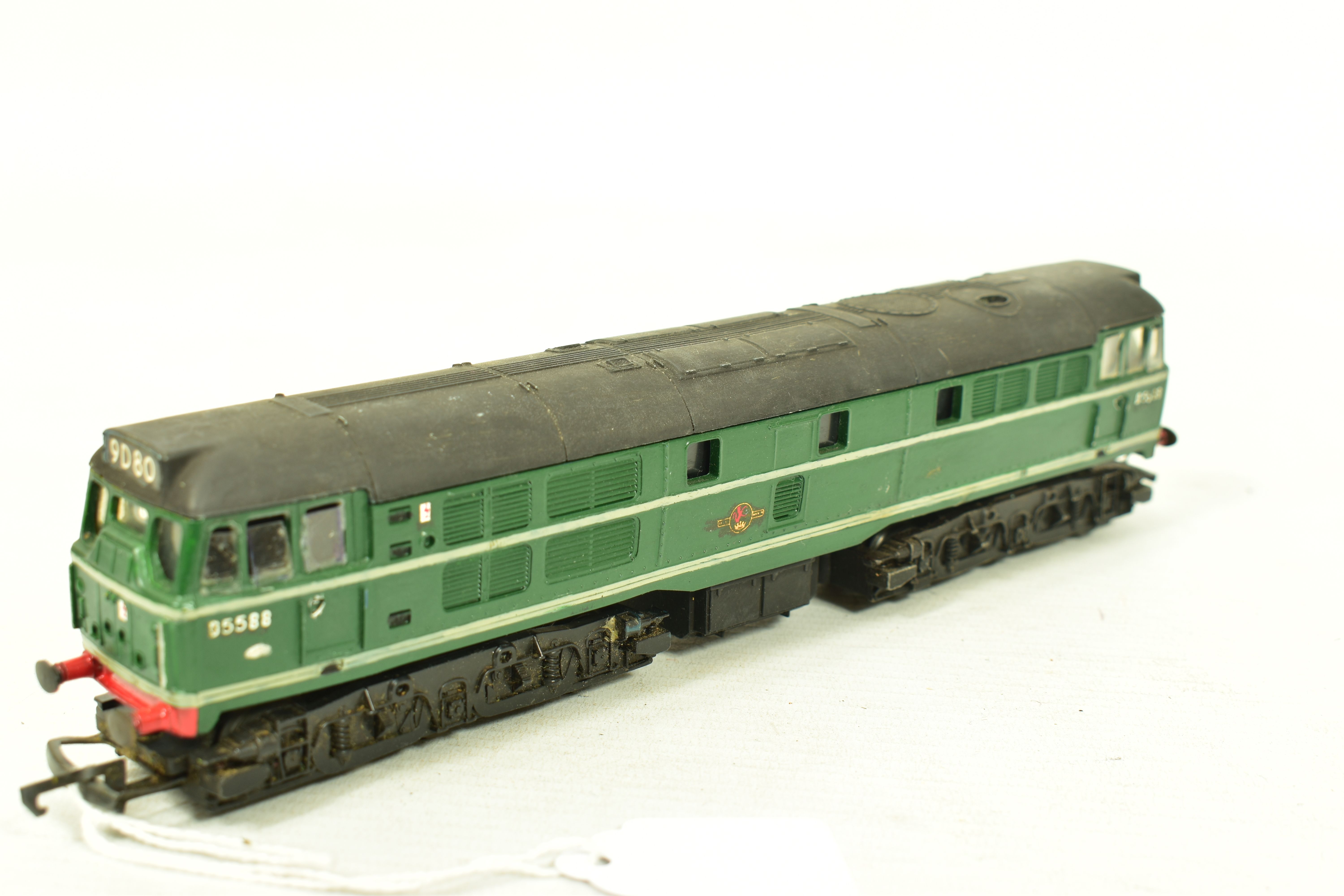 FIVE BOXED TRI-ANG OO GAUGE CLASS 31 LOCOMOTIVES, 4 x No.D5572 and repainted from blue to green - Image 6 of 11