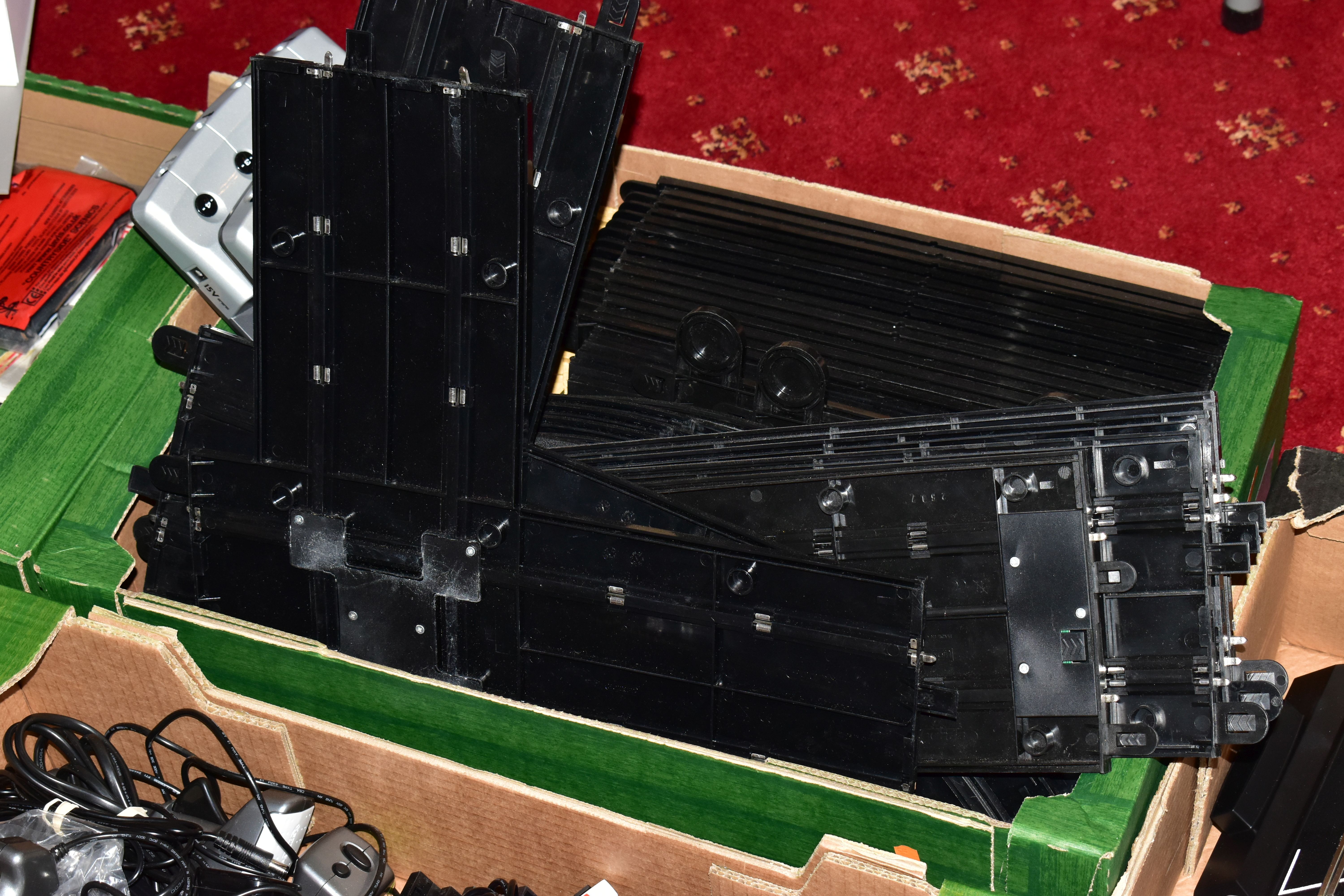 A LARGE COLLECTION OF SCALEXTRIC ACCESSORIES AND TRACK, to include Pits and other trackside - Image 8 of 8