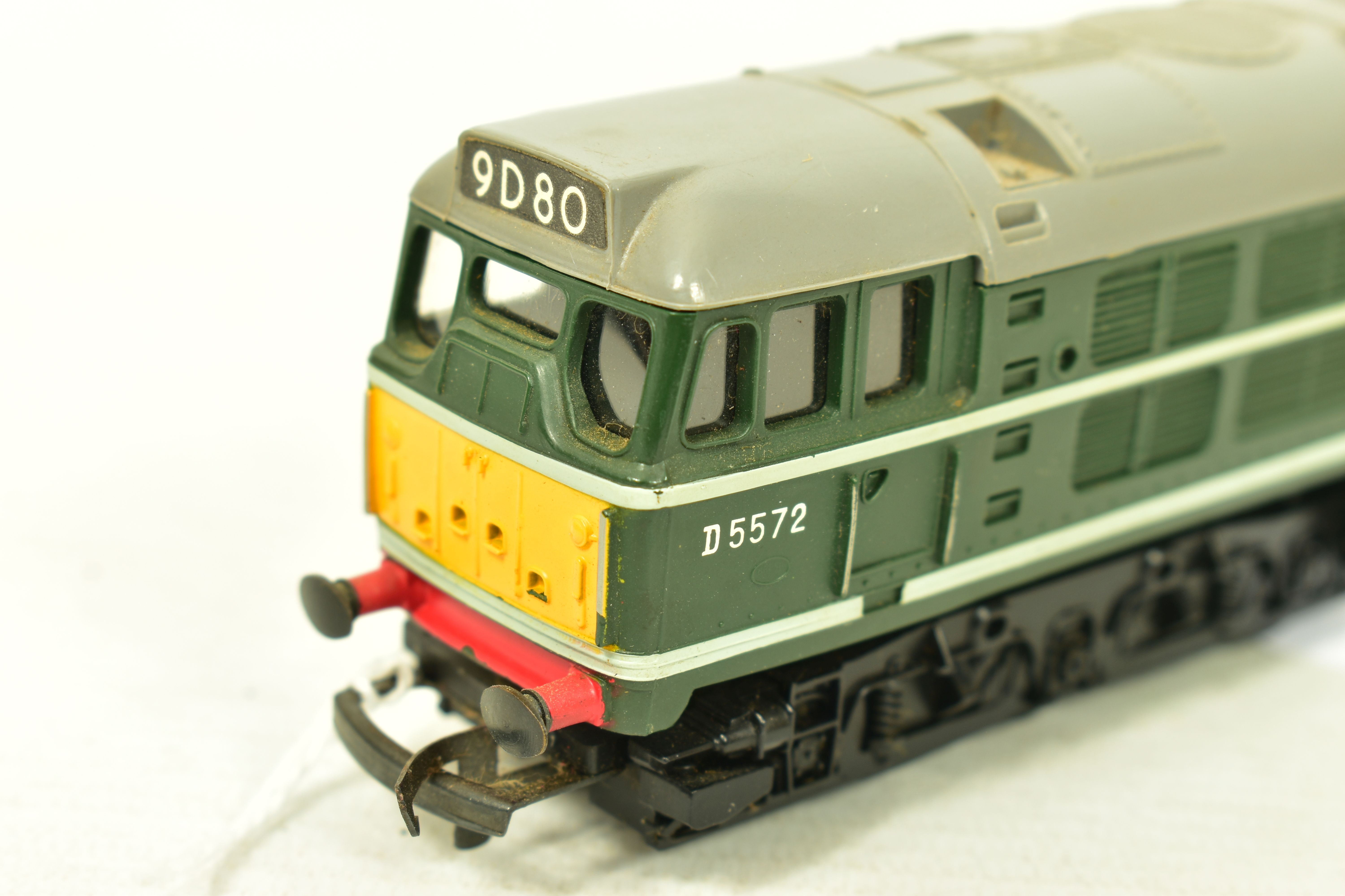 FIVE BOXED TRI-ANG OO GAUGE CLASS 31 LOCOMOTIVES, 4 x No.D5572 and repainted from blue to green - Image 11 of 11