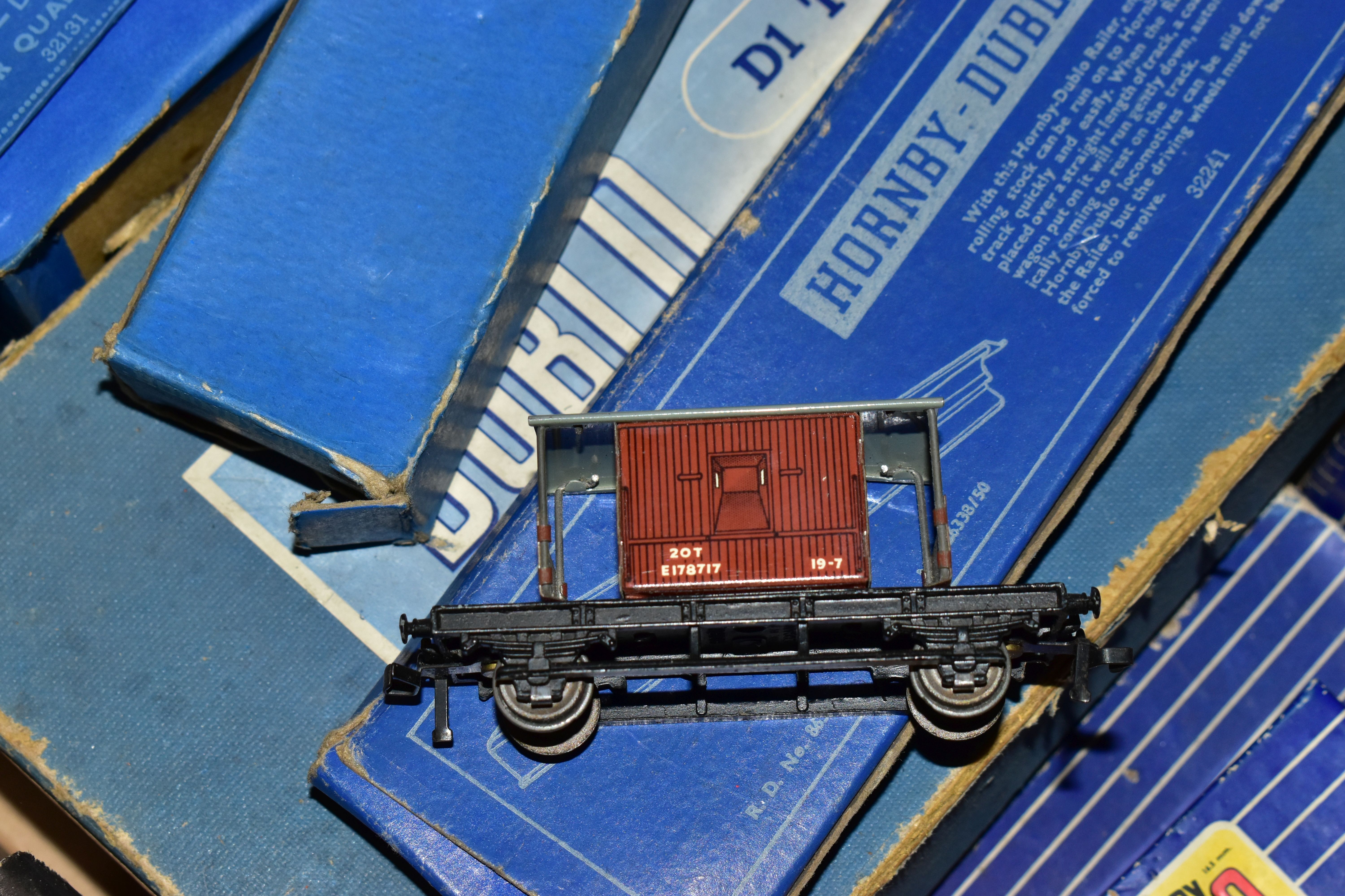 A QUANTITY OF BOXED AND UNBOXED MAINLY HORNBY DUBLO ROLLING STOCK, ACCESSORIES AND TRACK, to include - Image 3 of 16