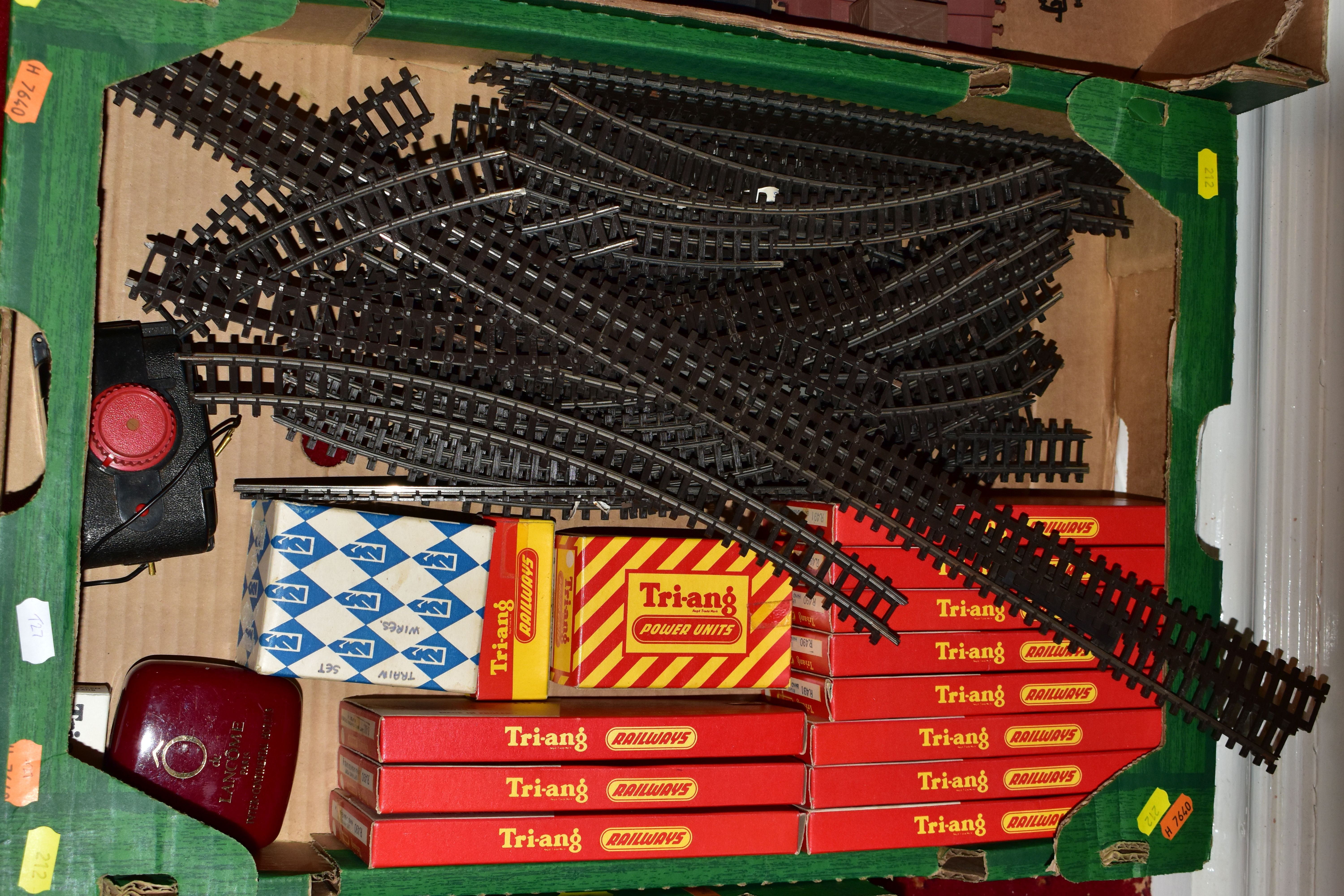 A QUANTITY OF BOXED AND UNBOXED TRI-ANG AND TRI-ANG HORNBY OO GAUGE MODEL RAILWAY ROLLING STOCK, - Image 12 of 18