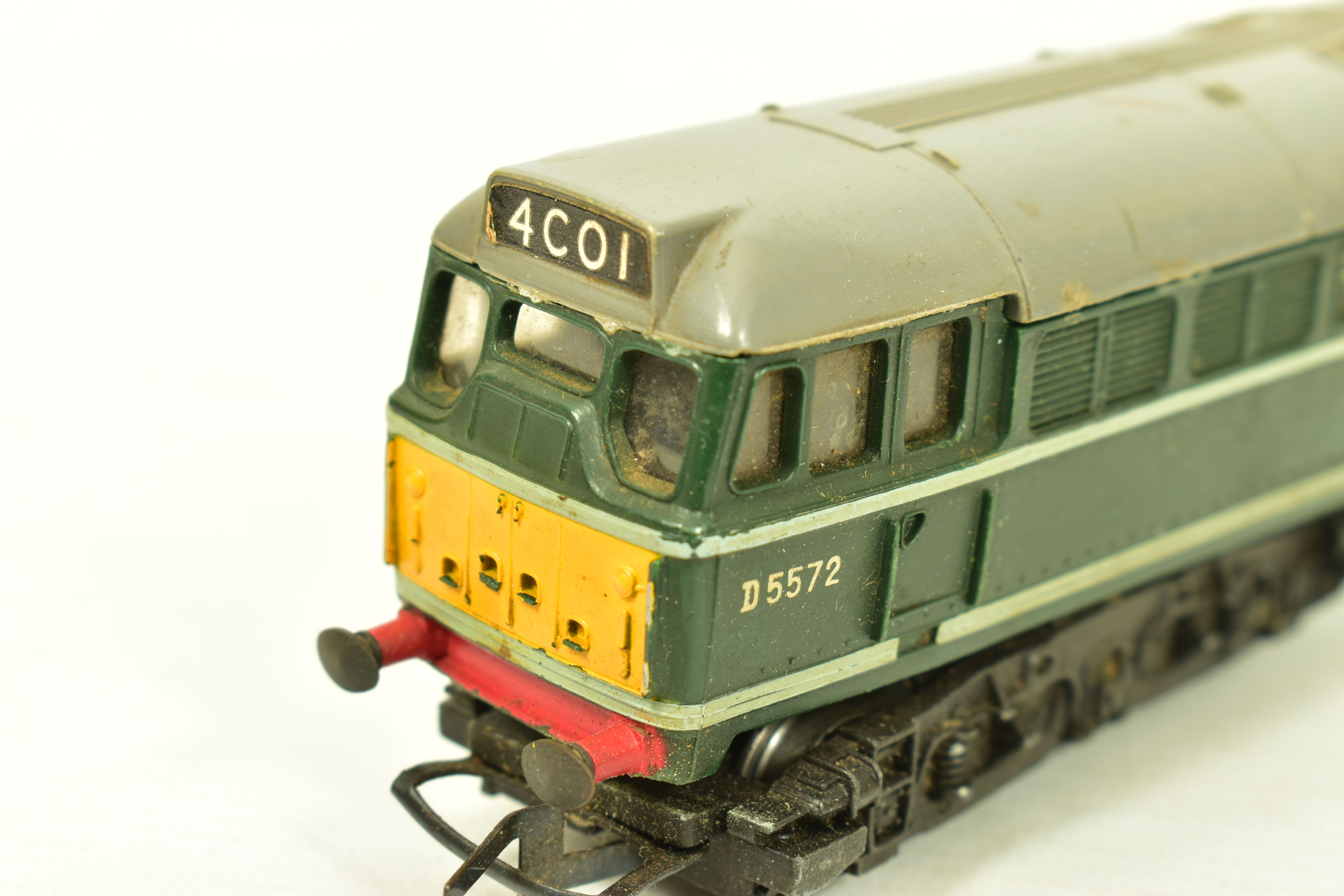 FIVE BOXED TRI-ANG OO GAUGE CLASS 31 LOCOMOTIVES, 4 x No.D5572 and repainted from blue to green - Image 3 of 11