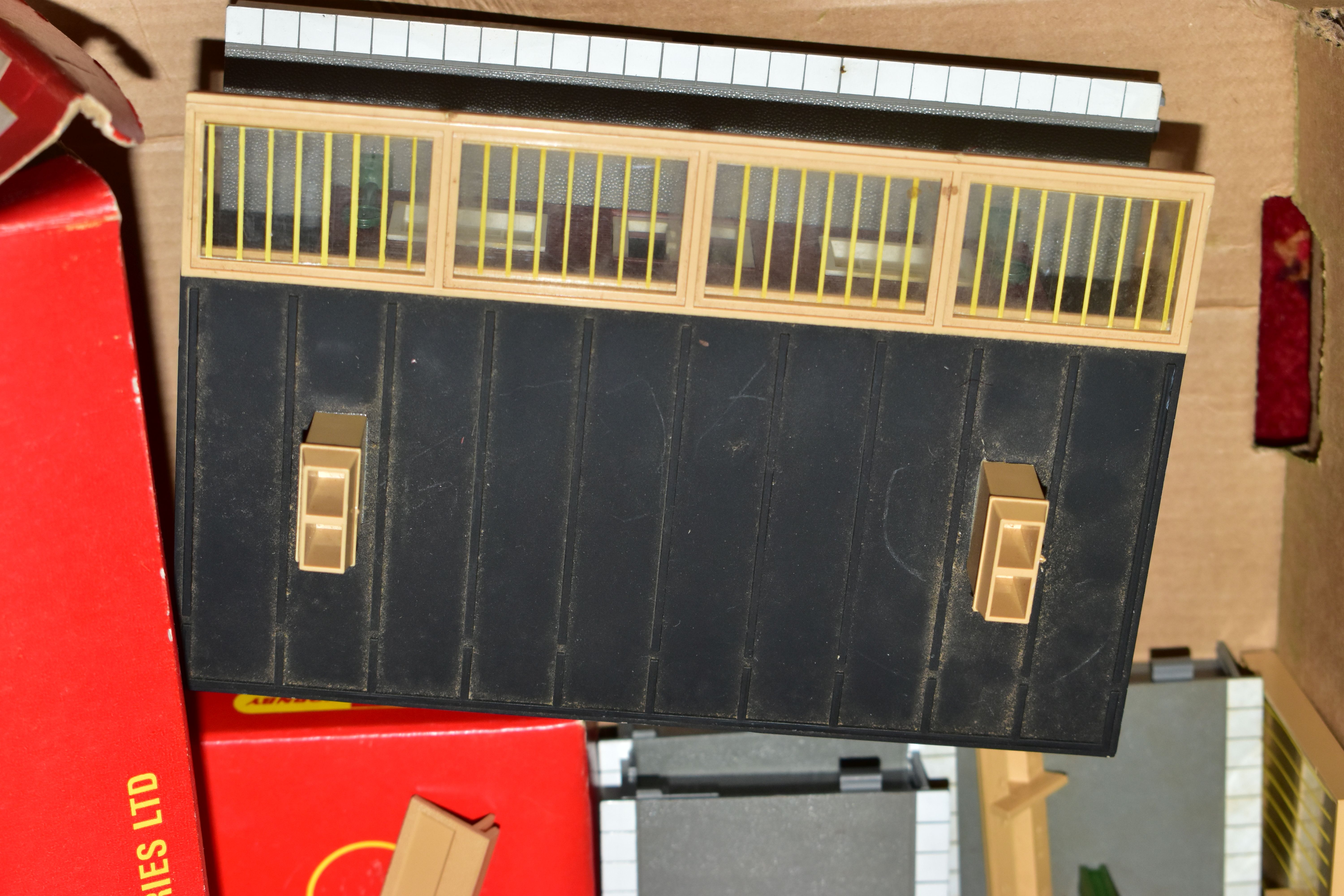 A QUANTITY OF BOXED AND UNBOXED TRI-ANG AND TRI-ANG HORNBY OO GAUGE MODEL RAILWAY ROLLING STOCK, - Image 9 of 18