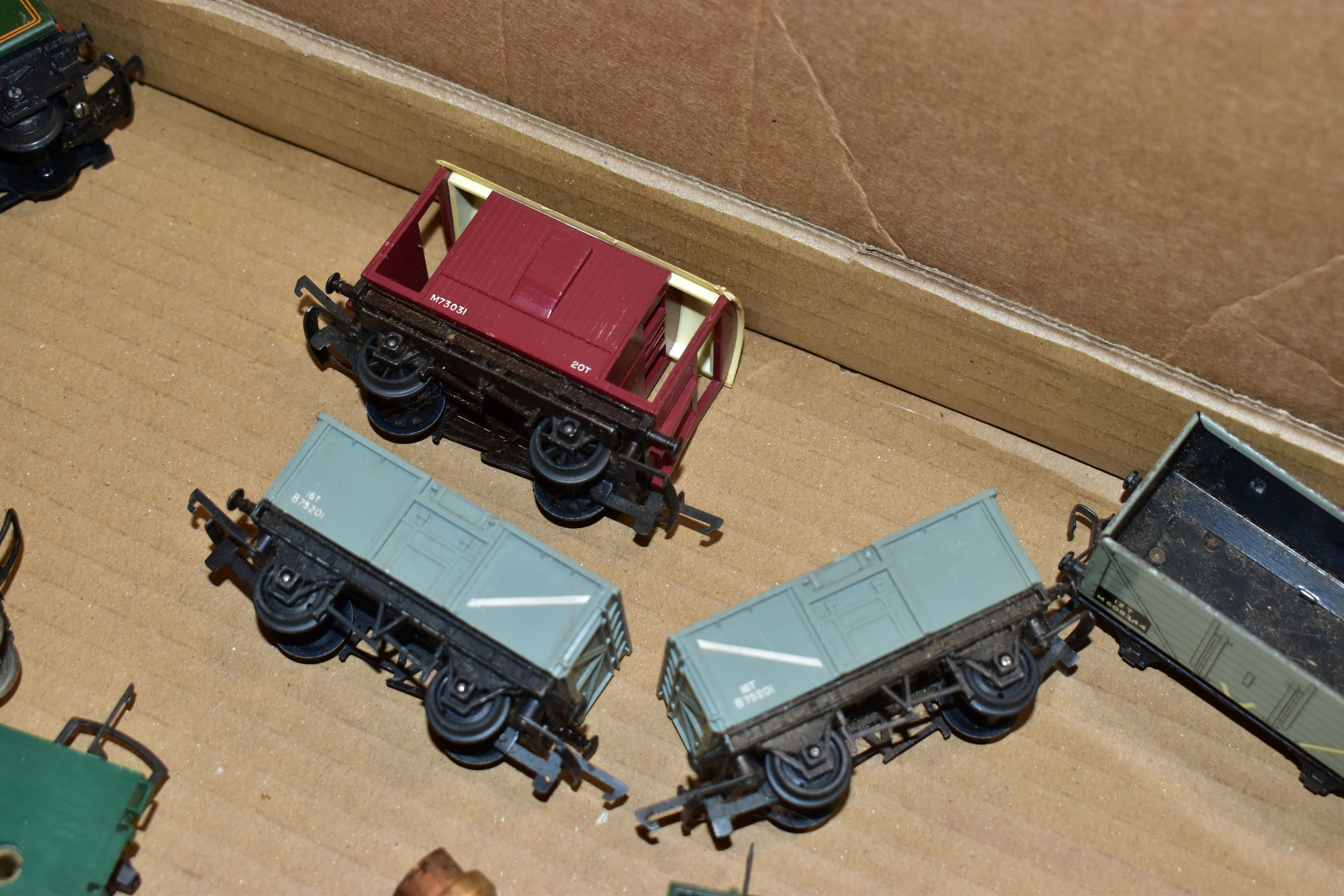 AN UNBOXED ANBRICO OO GAUGE HAND BUILT CRAVENS CLASS 105 THREE CAR D.M.U., unnumbered in B.R. - Image 12 of 15