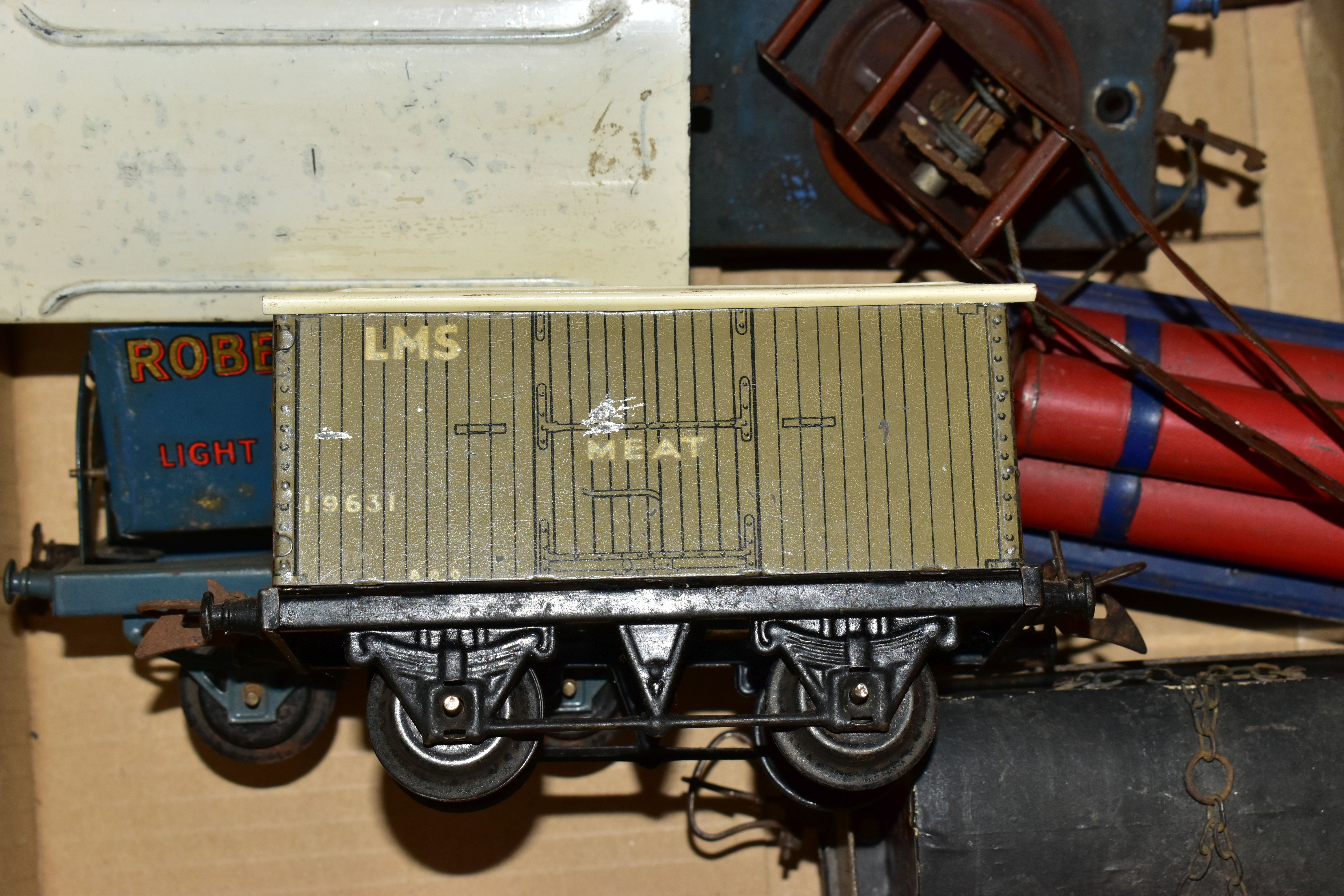 A QUANTITY OF UNBOXED AND ASSORTED HORNBY O GAUGE MODEL RAILWAY ITEMS, to include No.40 tank - Image 6 of 13