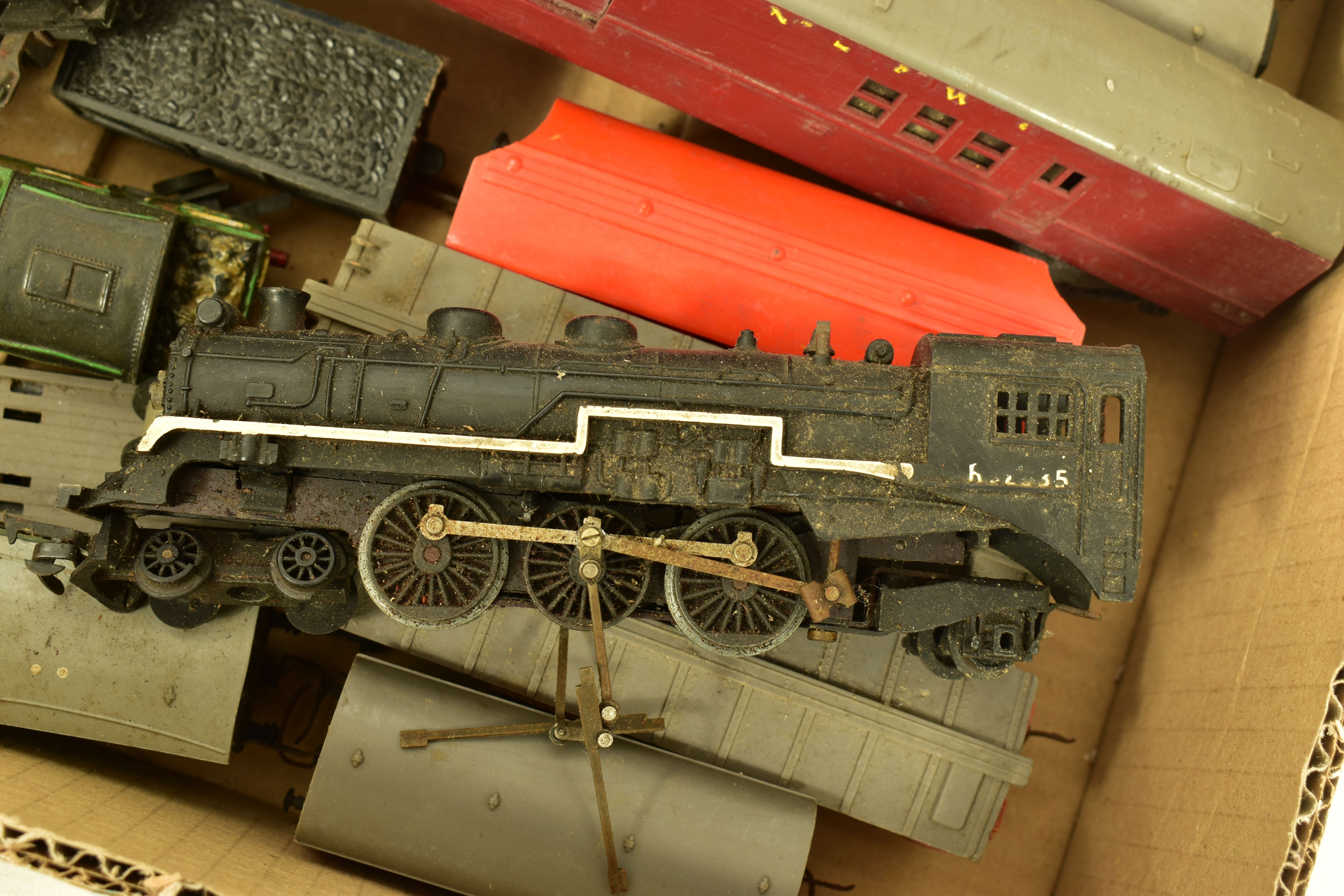 A QUANTITY OF UNBOXED AND ASSORTED MAINLY TRI-ANG OO GAUGE MODEL RAILWAY ITEMS, all in playworn - Image 4 of 12