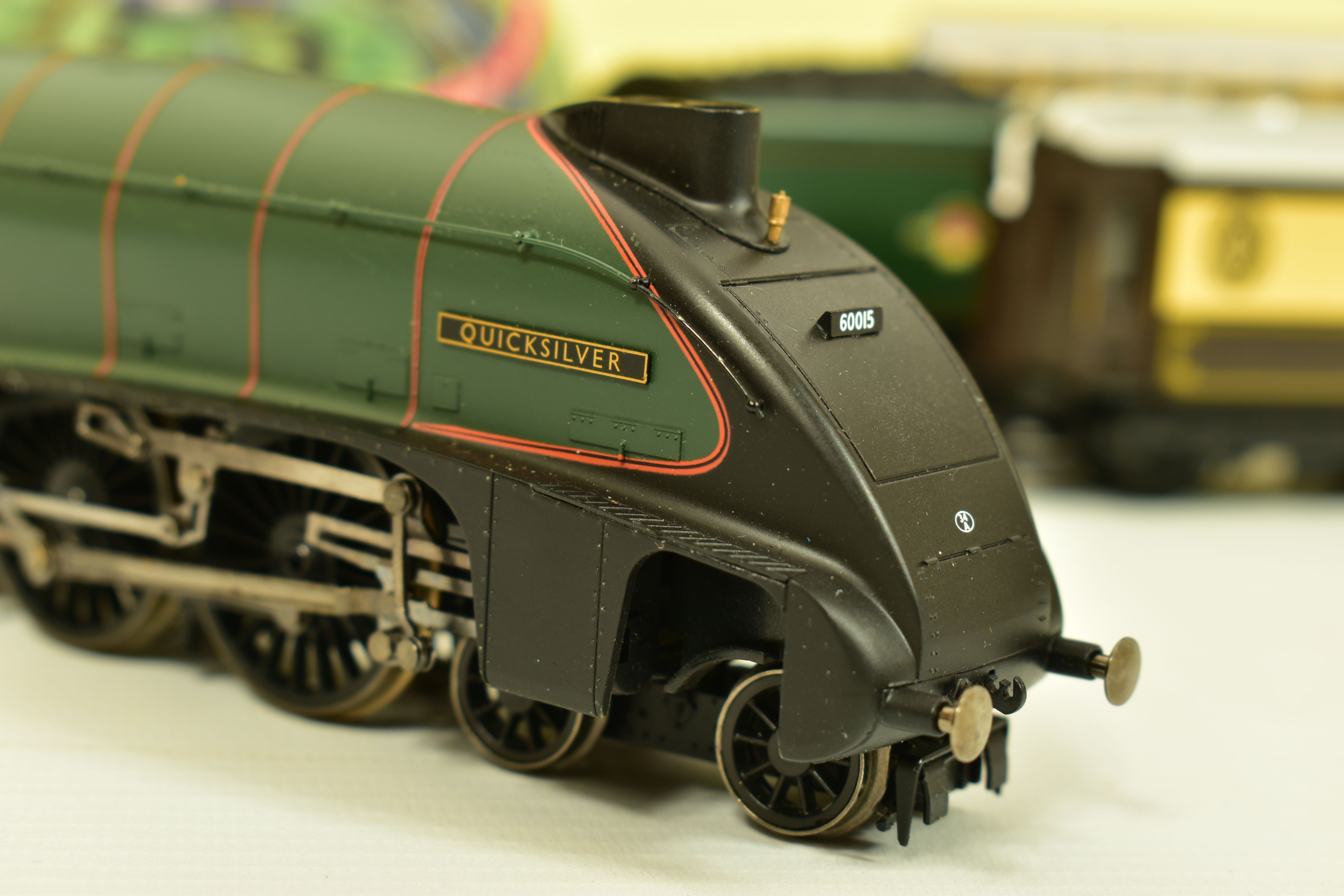 A BOXED HORNBY RAILWAYS OO GAUGE YORKSHIRE PULLMAN TRAIN SET - Image 13 of 15