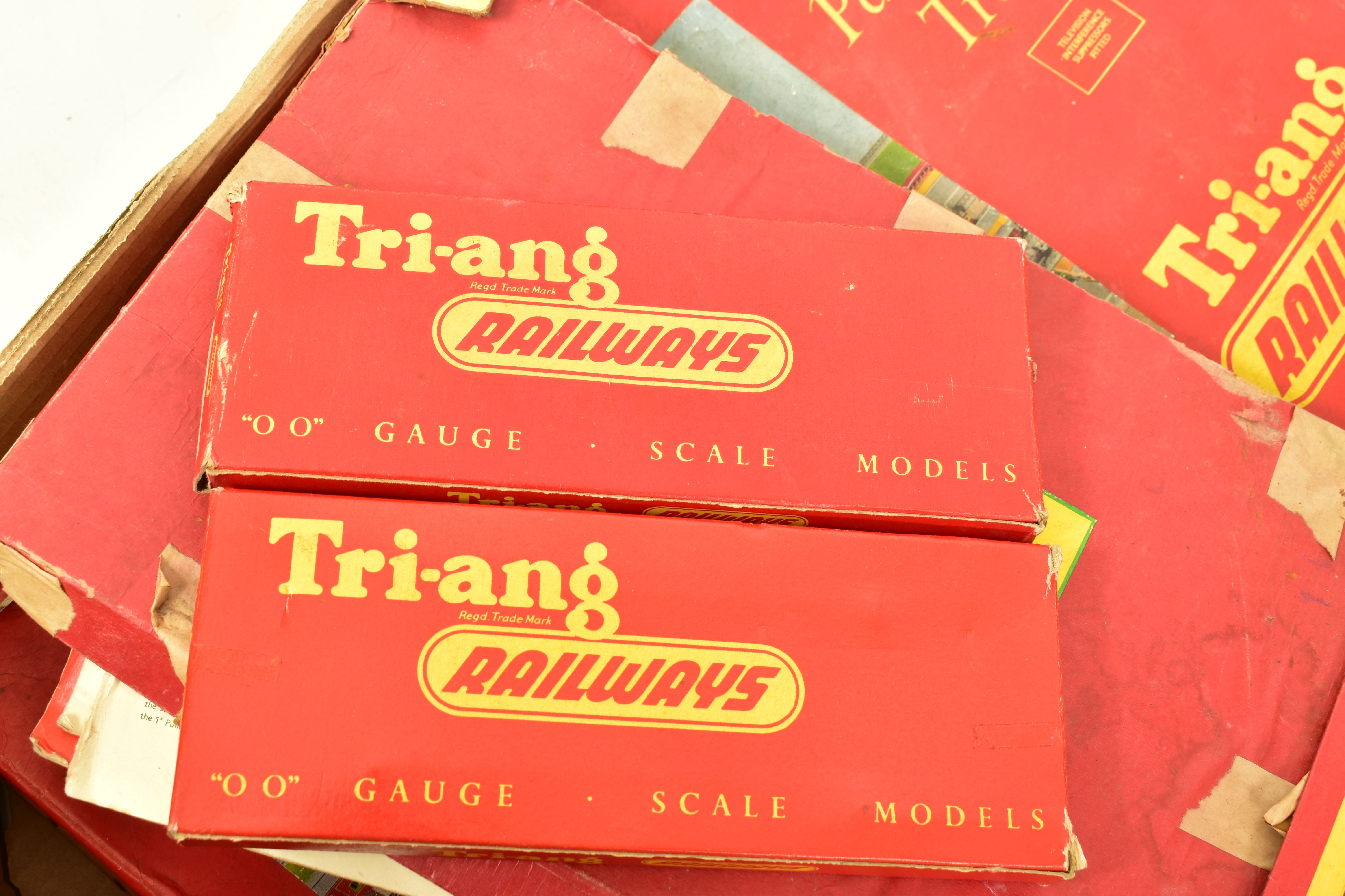 A QUANTITY OF BOXED TRI-ANG OO GAUGE MODEL RAILWAY ITEMS, to include R1X train set, comprising - Image 8 of 18