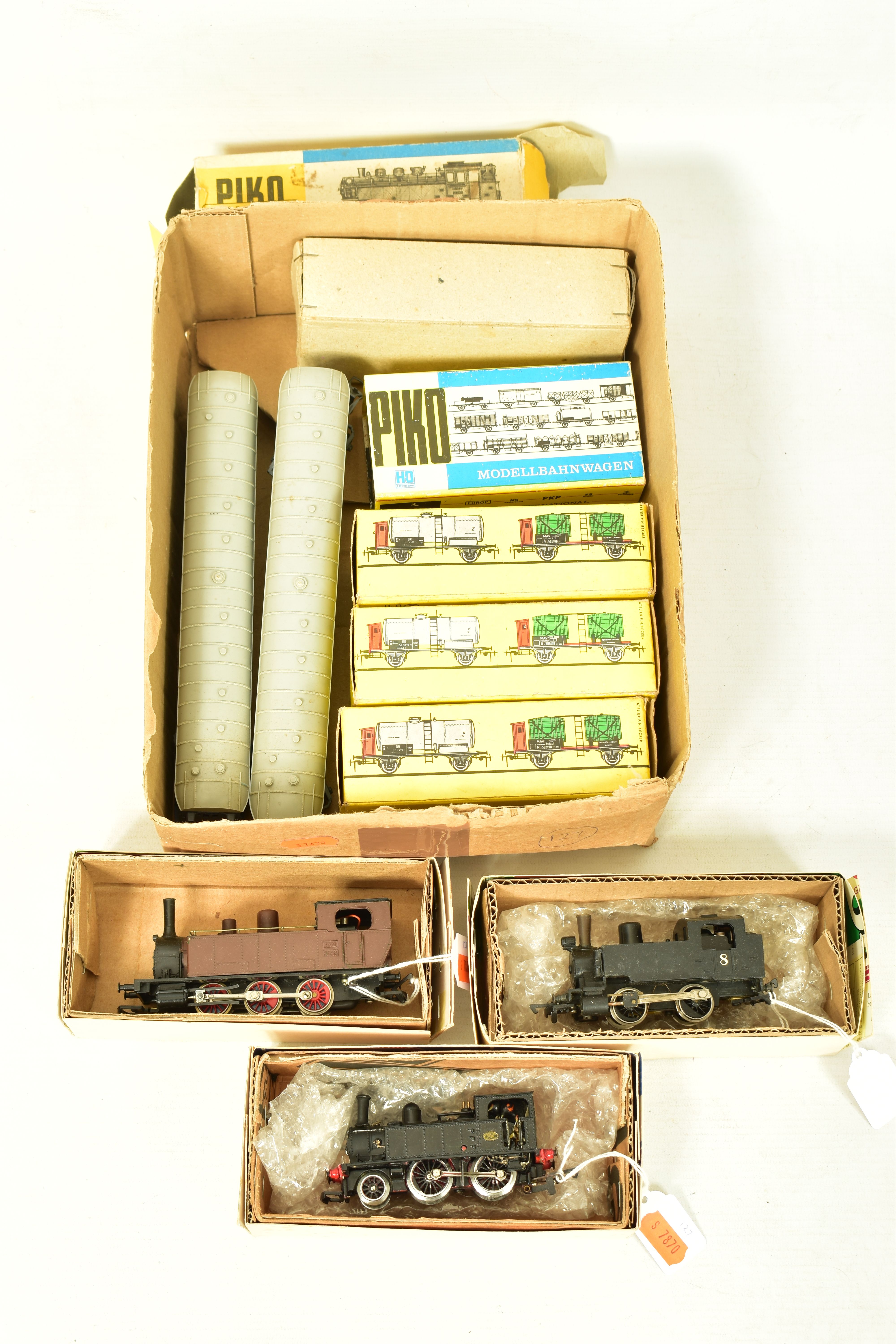 FOUR BOXED HO GAUGE TANK LOCOMOTIVES, assorted continental outline examples by Rivarossi,