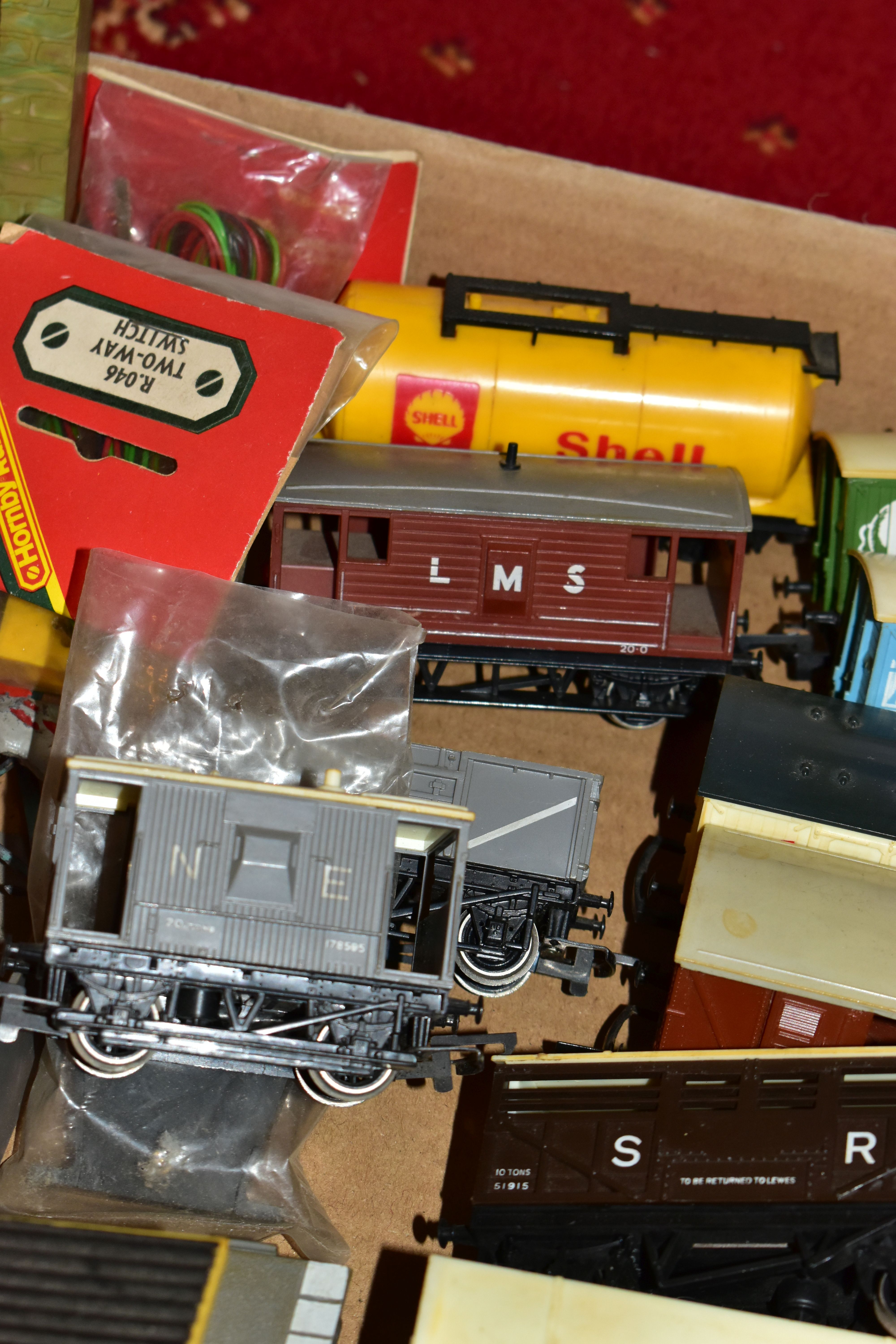 A QUANTITY OF MAINLY UNBOXED OO GAUGE MODEL RAILWAY ITEMS, locomotives to include Hornby A4 class ' - Image 9 of 21