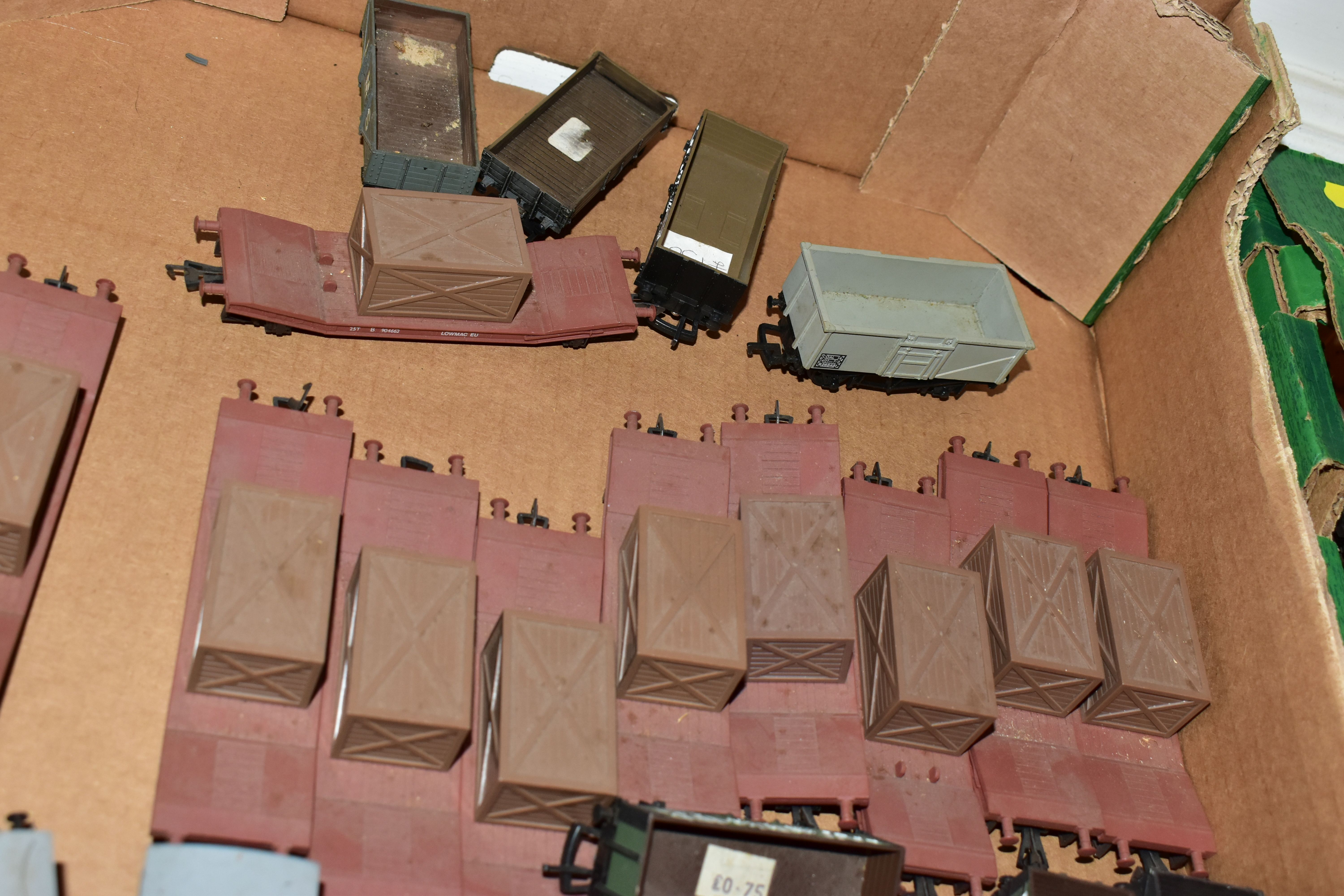 A QUANTITY OF UNBOXED AND ASSORTED OO & HO GAUGE ROLLING STOCK, assorted items to include, Mainline, - Image 7 of 15