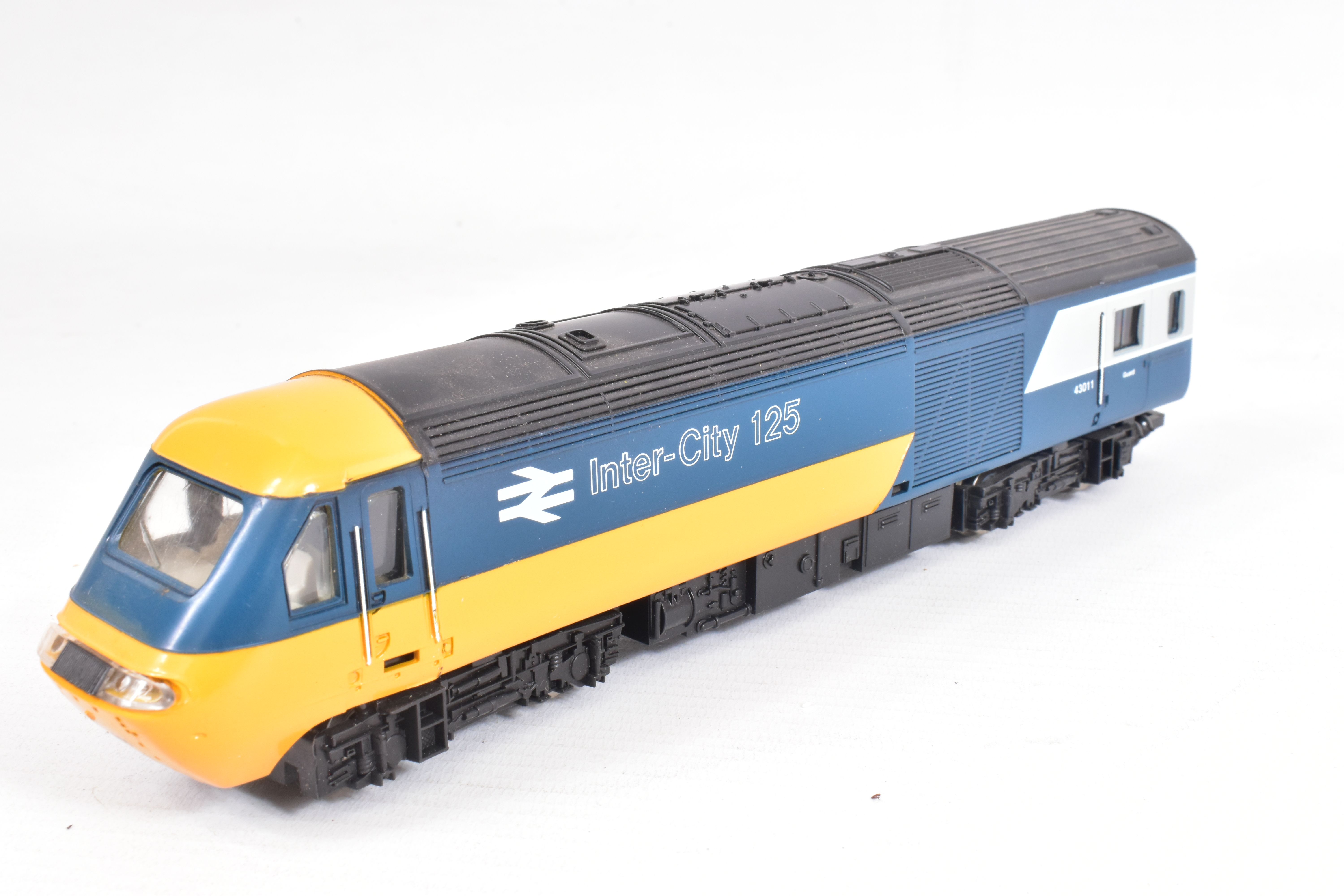 A BOXED HORNBY OO GAUGE INTERCITY 125 HIGH SPEED TRAIN PACK, No.R332, comprising power car No. - Image 6 of 12