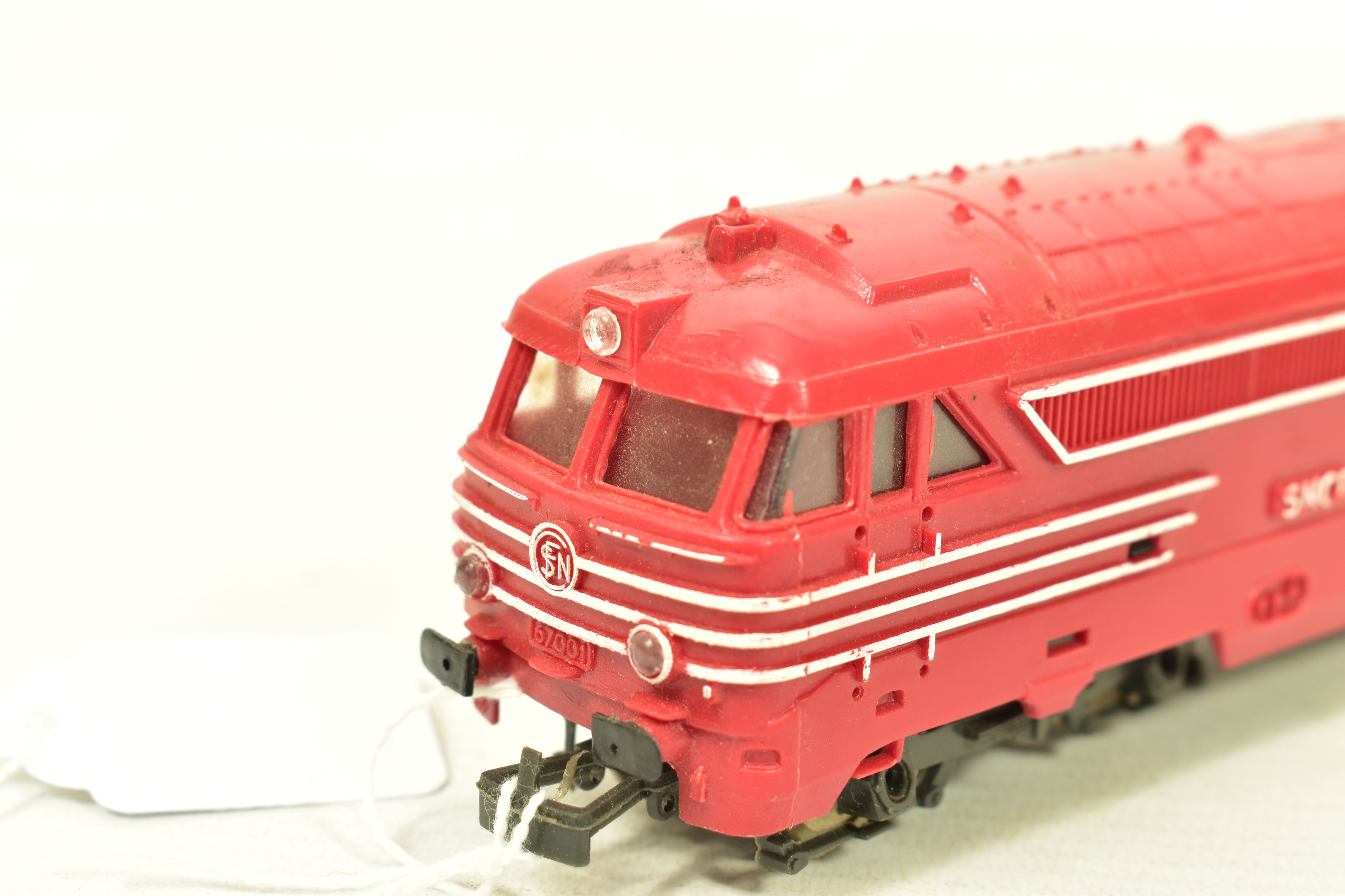 FOUR BOXED HO GAUGE S.N.C.F. LOCOMOTIVES, 2 x Jouef BB No.67001, red livery (P841), BB No.13001, - Image 3 of 9