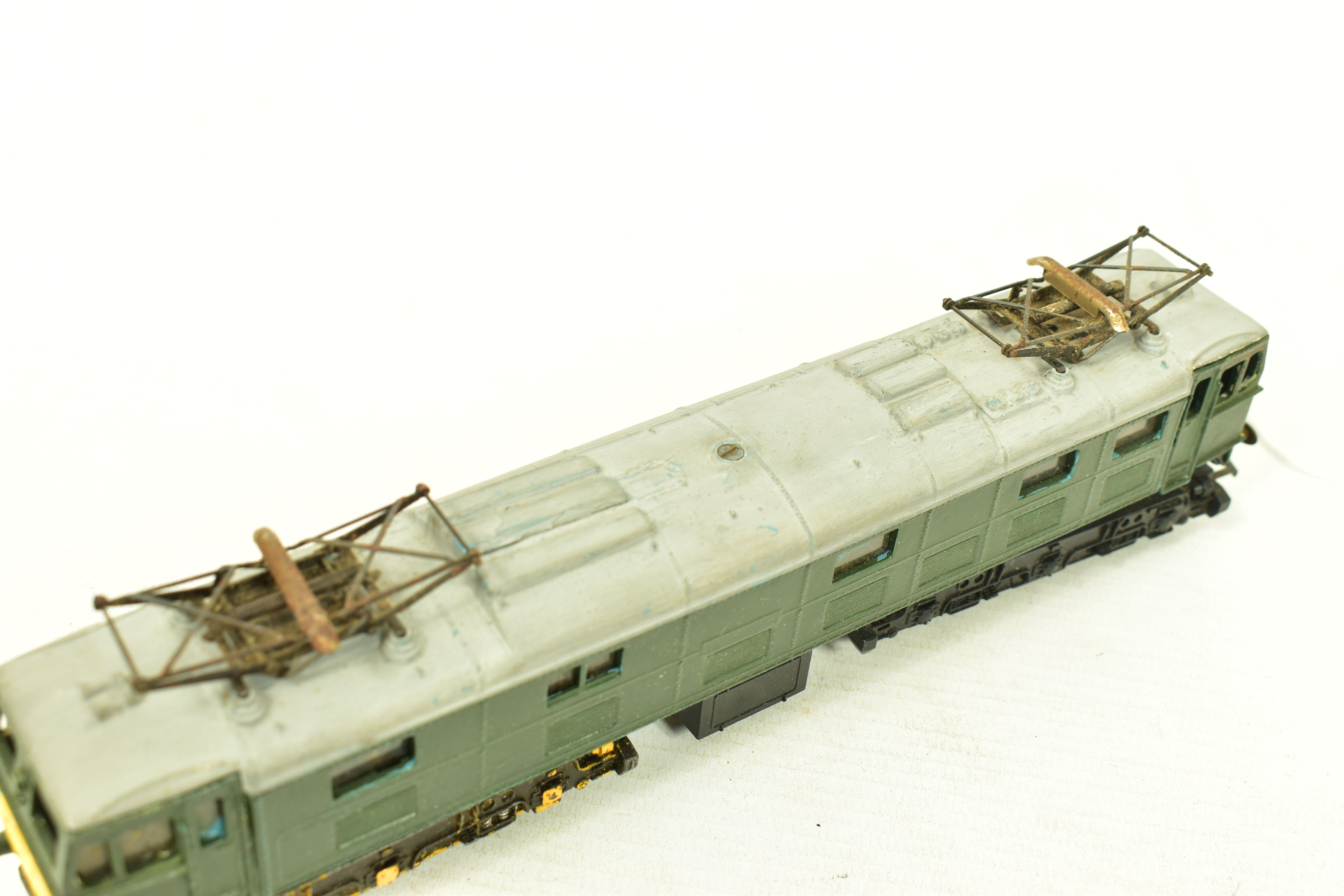 A BOXED TRI-ANG OO GAUGE CLASS EM2 LOCOMOTIVE, has been reasonably repainted from blue to green with - Image 3 of 4