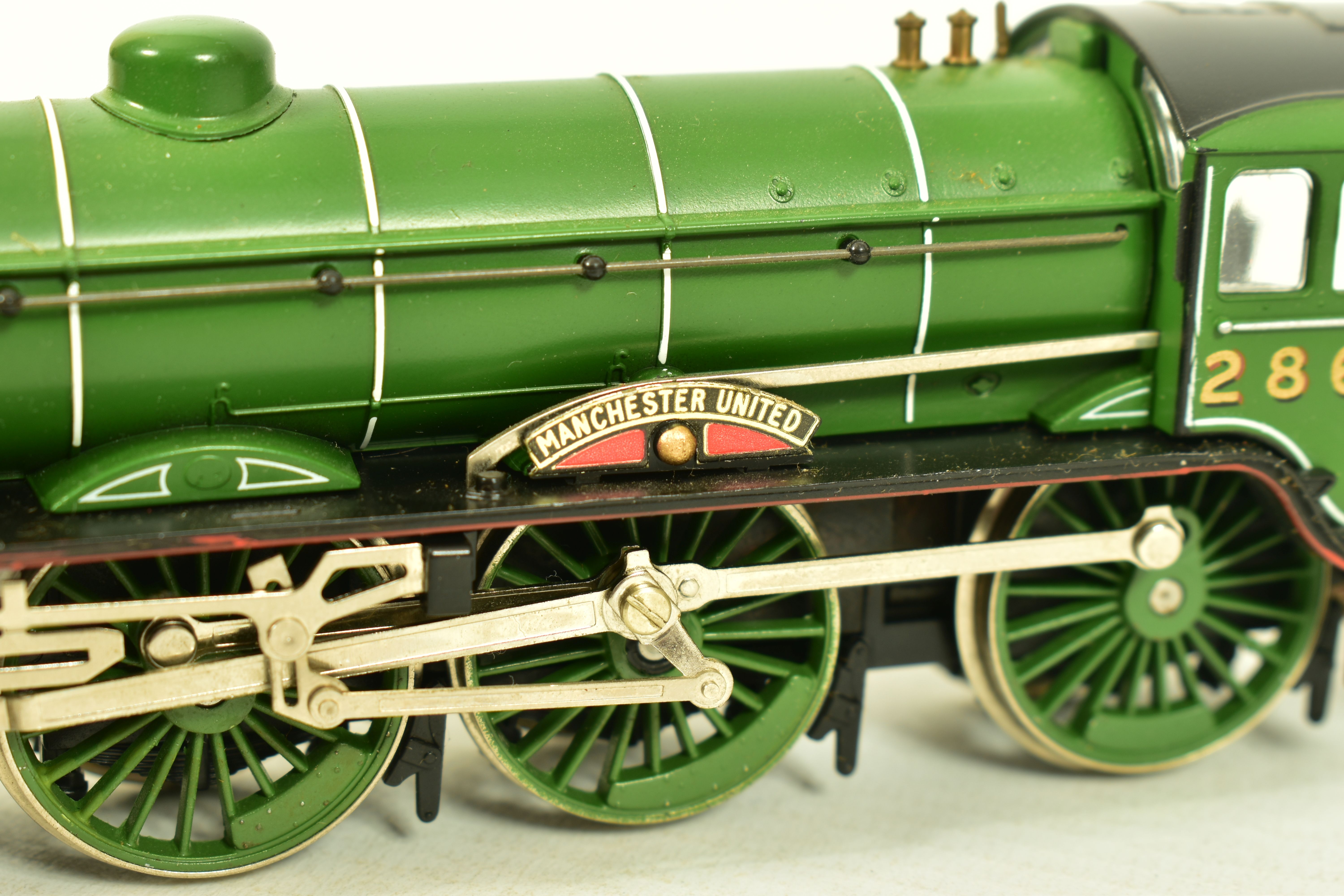 THREE BOXED HORNBY OO GAUGE LOCOMOTIVES OF L.N.E.R. ORIGIN, class B17 'Manchester United' No. - Image 6 of 10