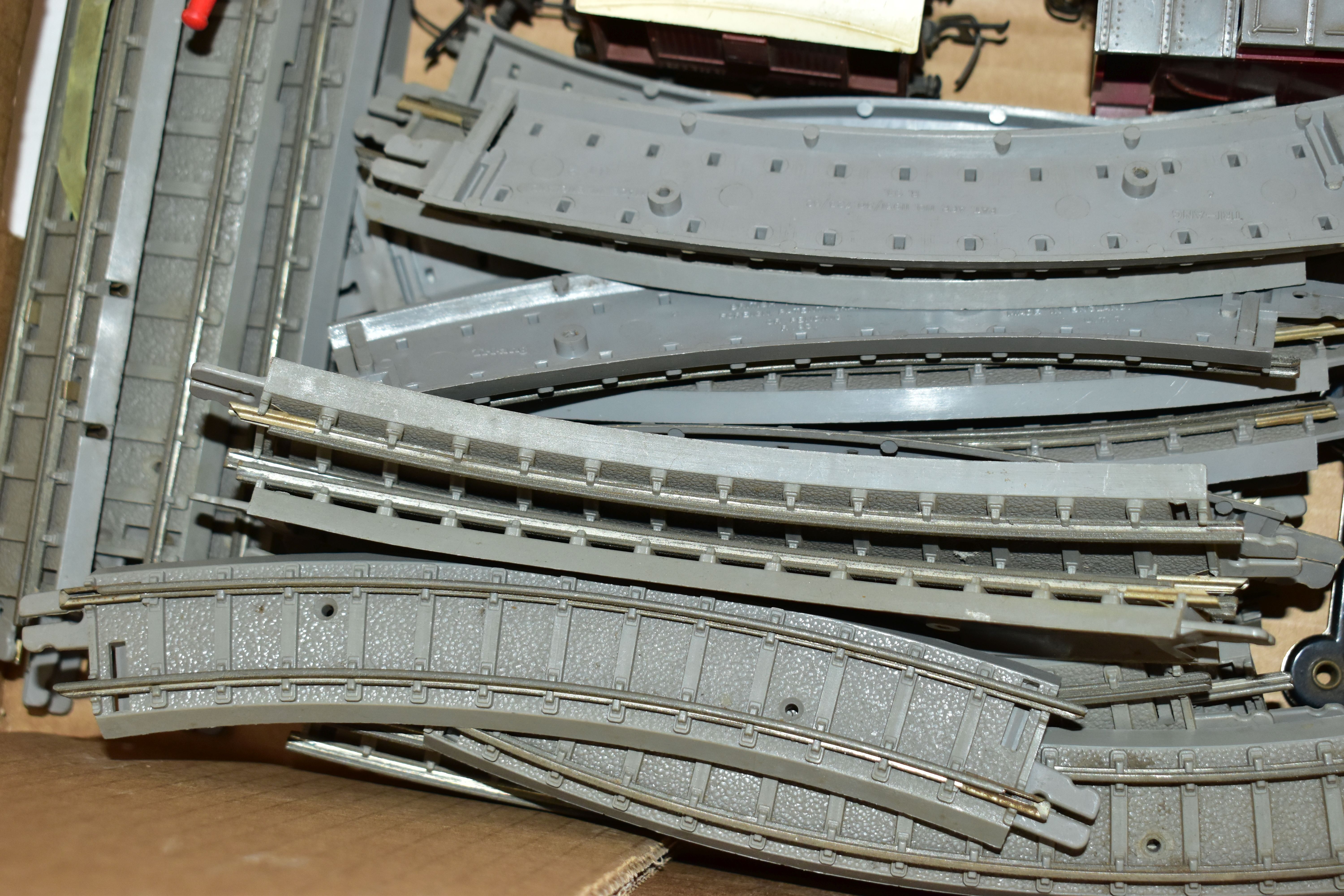 AN UNBOXED TRI-ANG RAILWAYS OO GAUGE CLASS 4-SUB TWO CAR E.M.U., No.S1052S and S1057S, version - Image 4 of 10