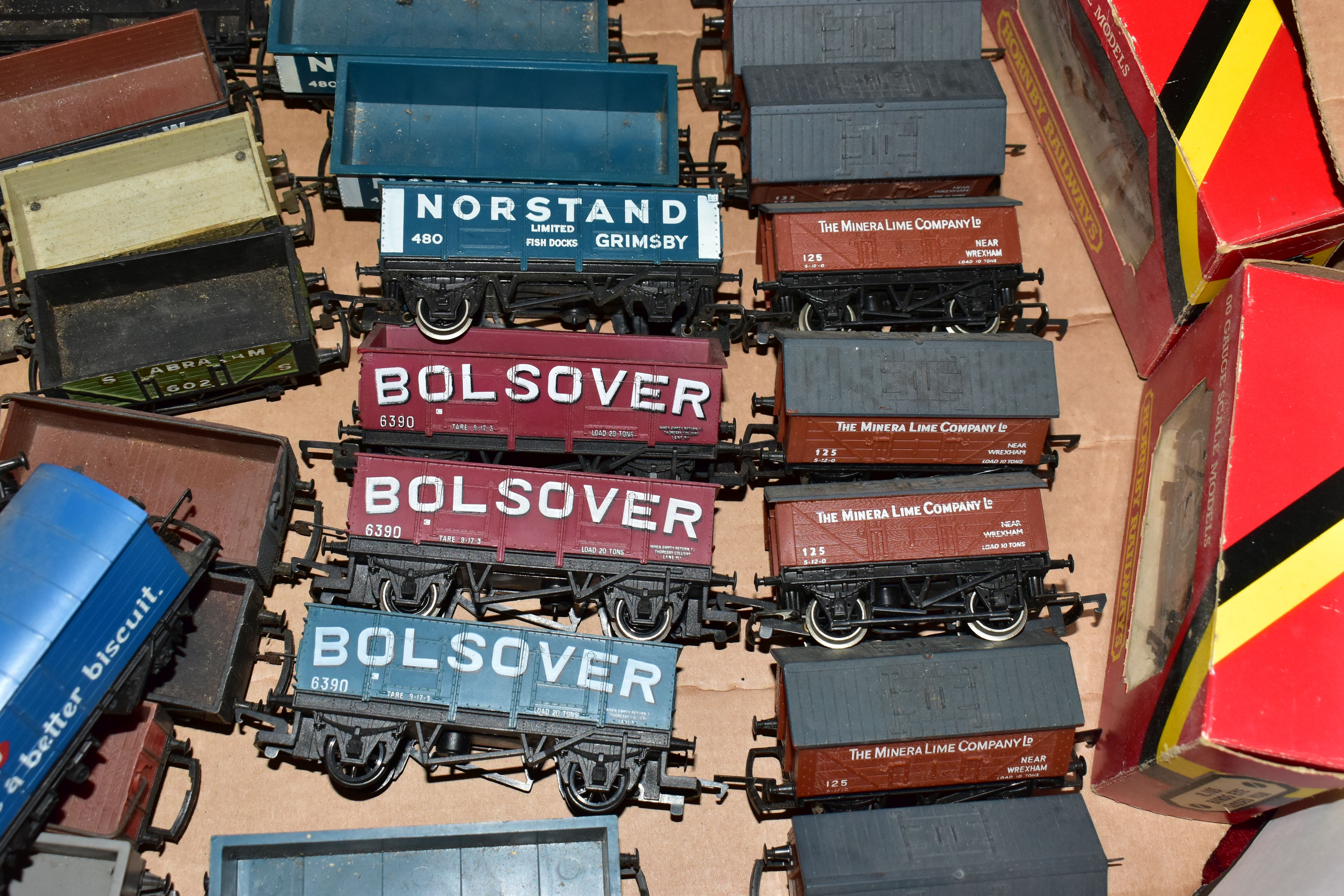 A QUANTITY OF UNBOXED AND ASSORTED OO & HO GAUGE ROLLING STOCK, assorted items to include, Hornby - Image 3 of 19