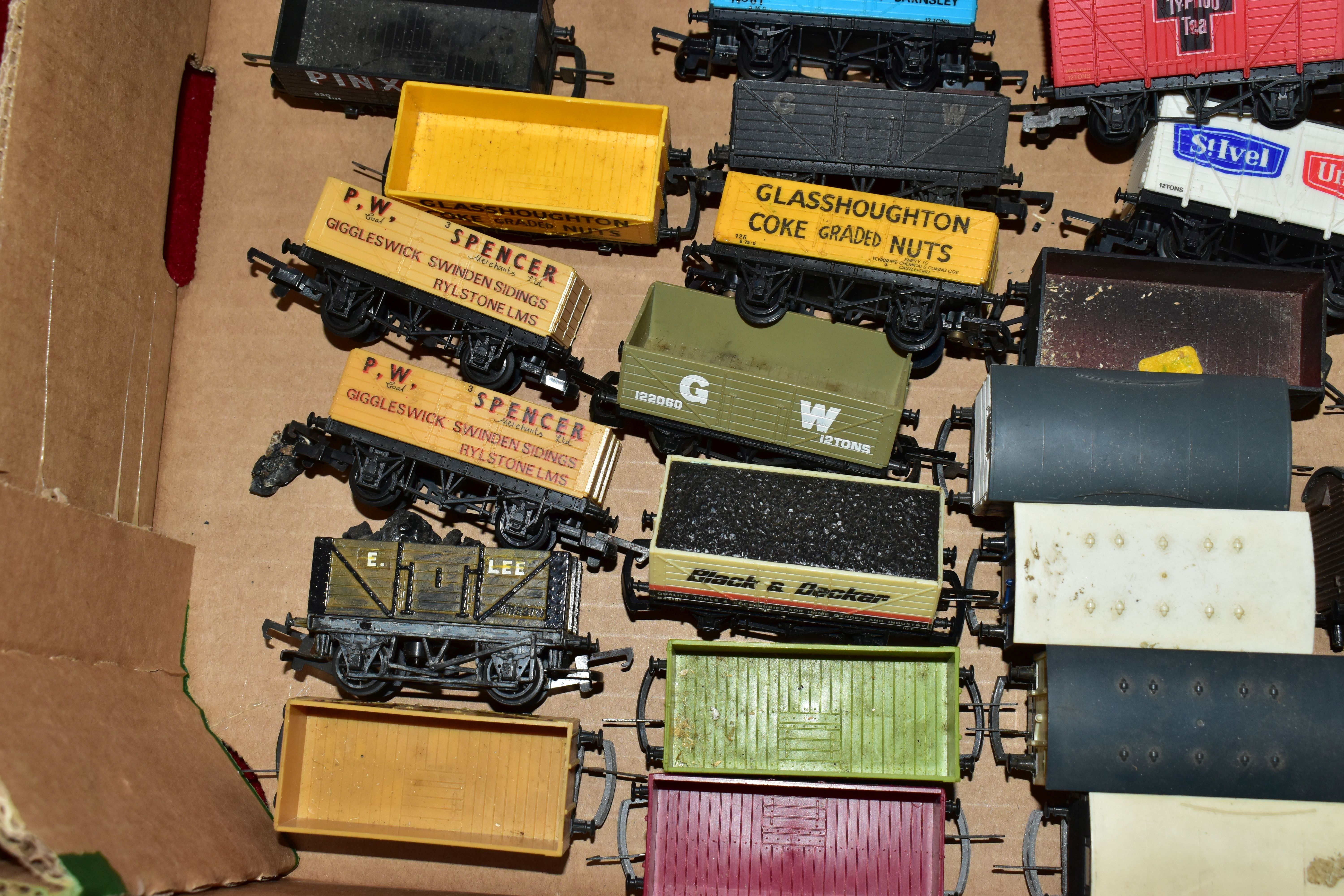 A QUANTITY OF UNBOXED AND ASSORTED OO & HO GAUGE ROLLING STOCK, assorted items to include, Hornby - Image 19 of 19