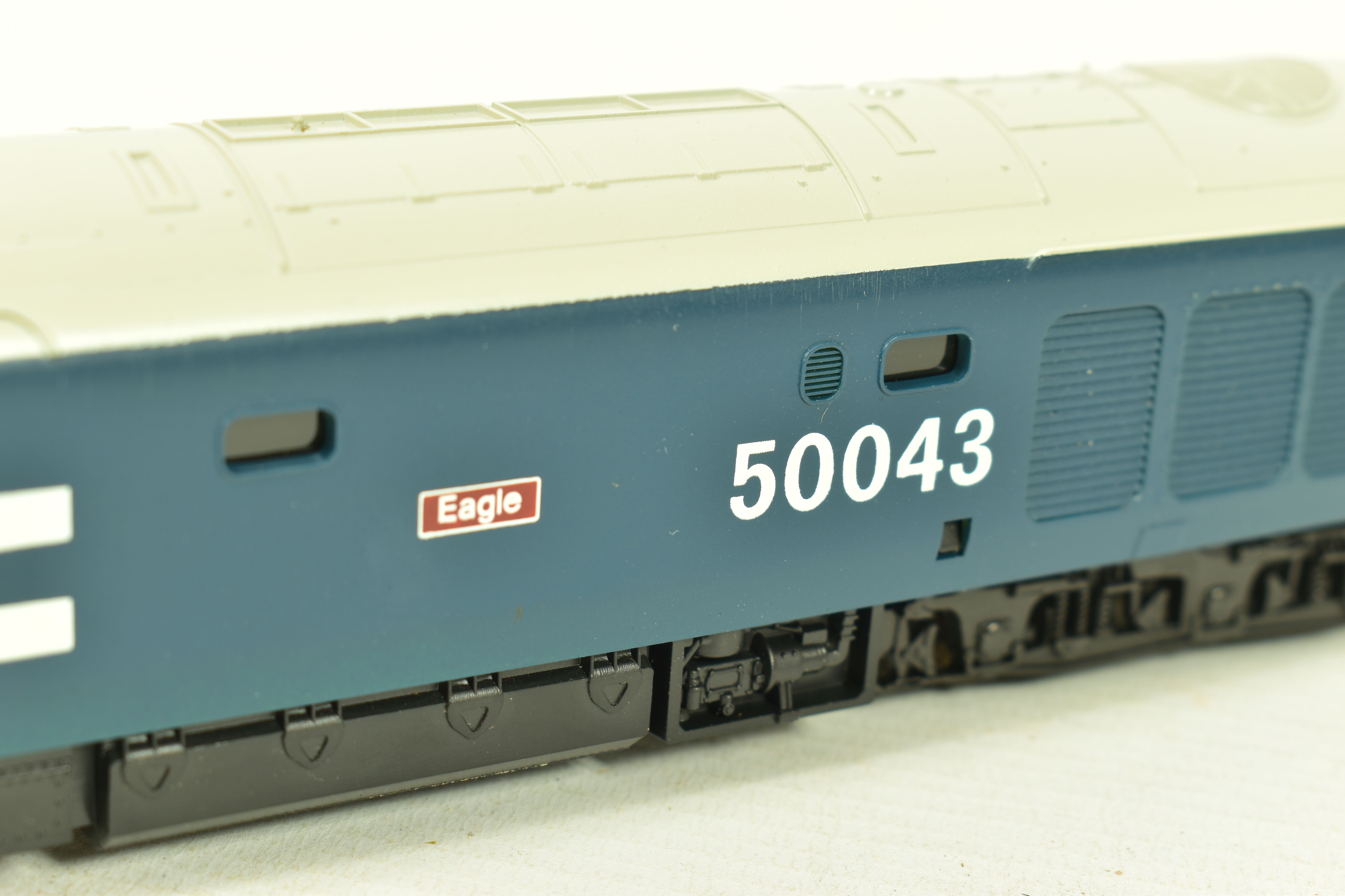 FOUR BOXED LIMA OO GAUGE LOCOMOTIVES, 2 x class 50 'Eagle' No.50 043 both in B.R. large logo blue - Image 3 of 11