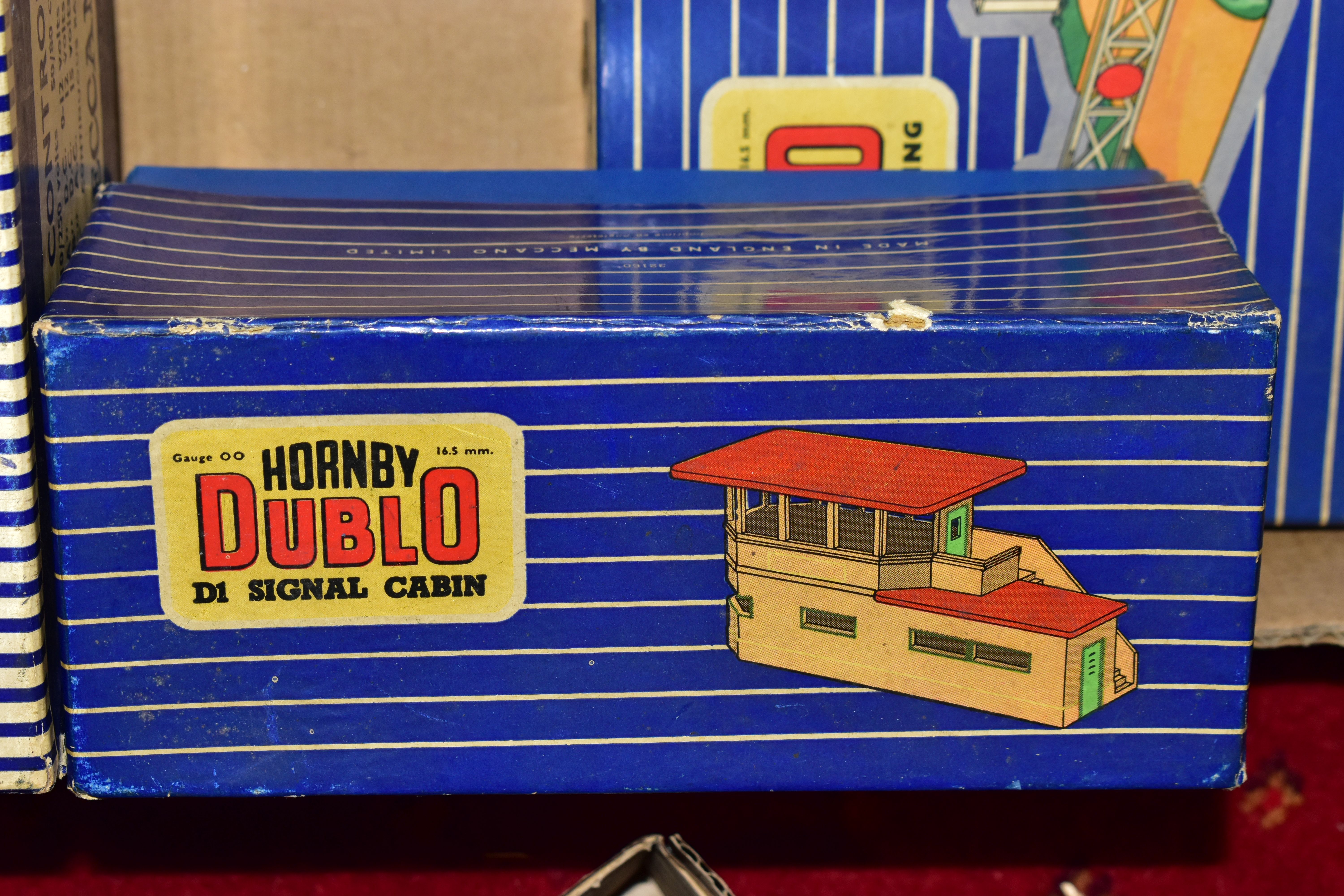 A QUANTITY OF BOXED AND UNBOXED HORNBY DUBLO ROLLING STOCK AND ACCESSORIES, to include boxed D1 - Image 7 of 12